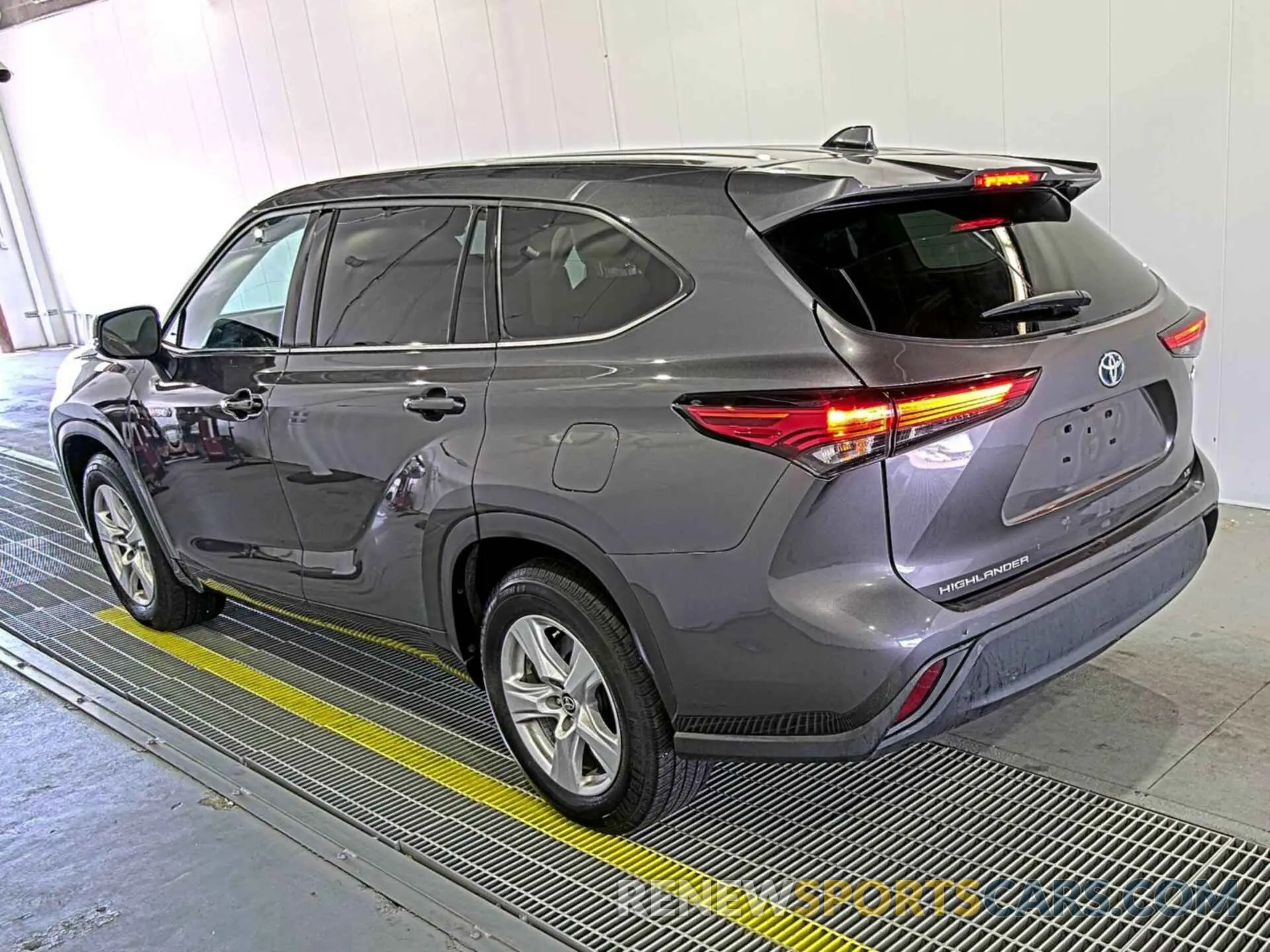 25 Photograph of a damaged car 5TDZARAH3MS506857 TOYOTA HIGHLANDER 2021