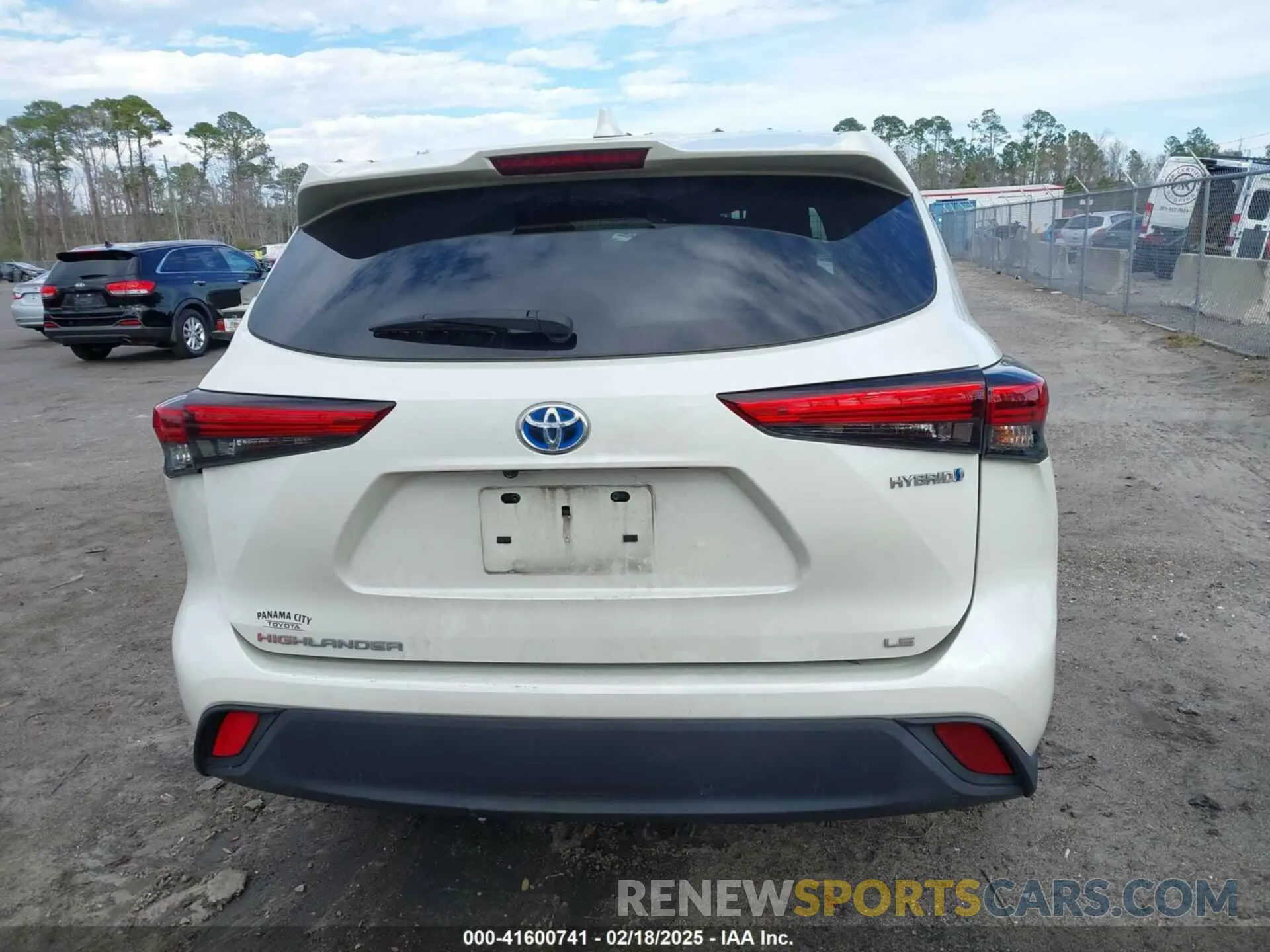 17 Photograph of a damaged car 5TDZARAH6MS504147 TOYOTA HIGHLANDER 2021