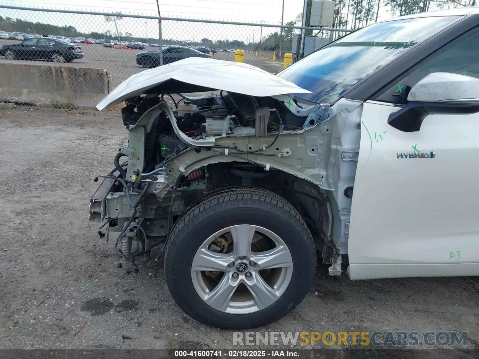 19 Photograph of a damaged car 5TDZARAH6MS504147 TOYOTA HIGHLANDER 2021