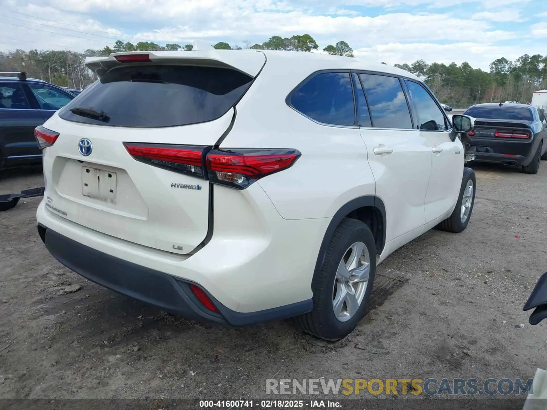 4 Photograph of a damaged car 5TDZARAH6MS504147 TOYOTA HIGHLANDER 2021