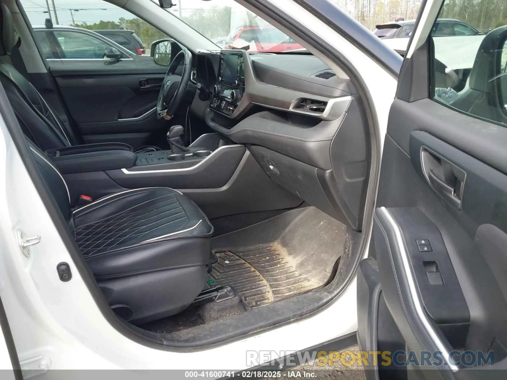 5 Photograph of a damaged car 5TDZARAH6MS504147 TOYOTA HIGHLANDER 2021