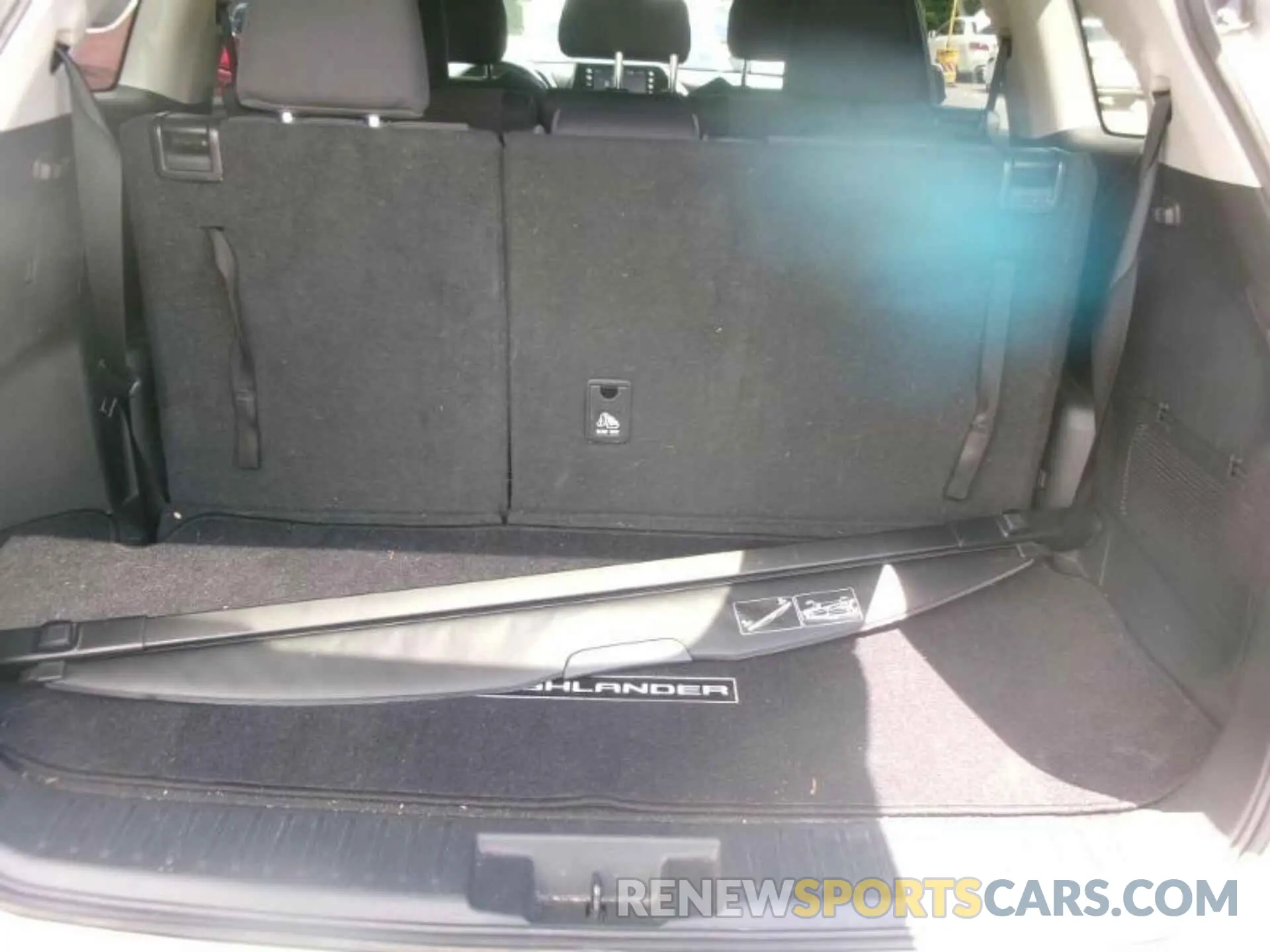 4 Photograph of a damaged car 5TDZARAH8MS506854 TOYOTA HIGHLANDER 2021