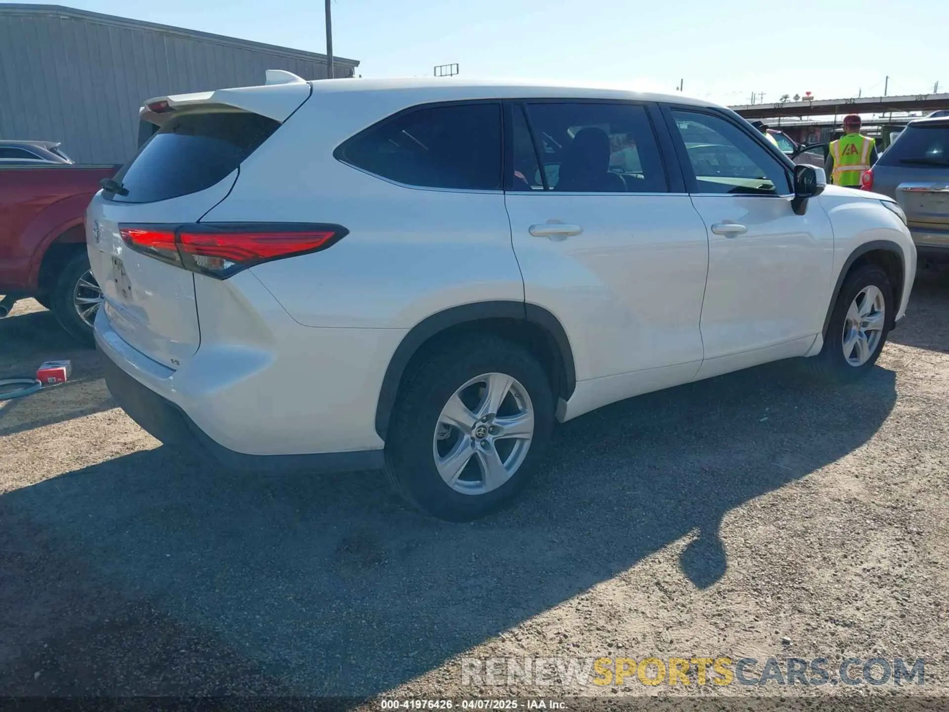 4 Photograph of a damaged car 5TDZZRAH2MS515171 TOYOTA HIGHLANDER 2021