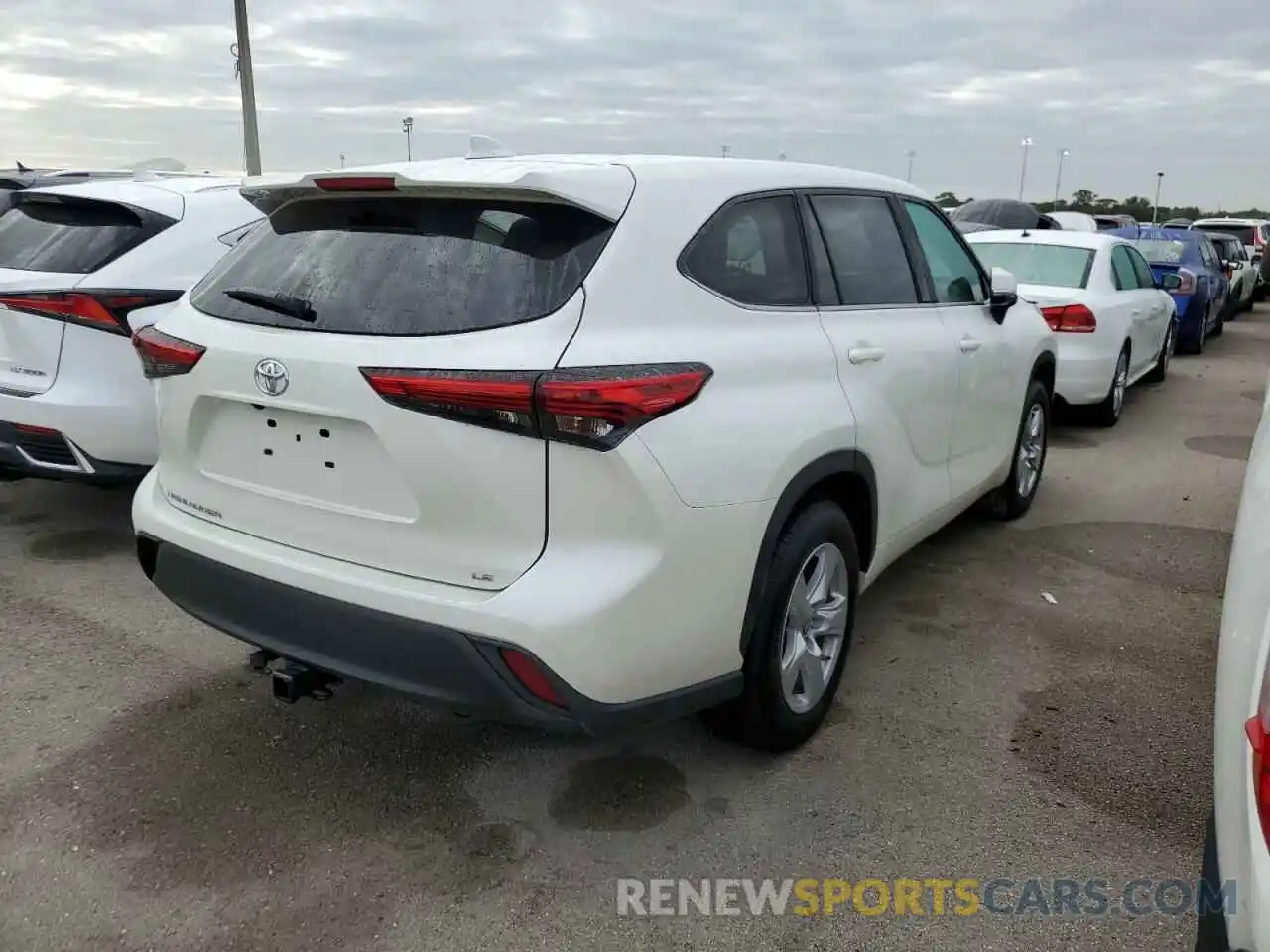 4 Photograph of a damaged car 5TDZZRAH8MS532184 TOYOTA HIGHLANDER 2021