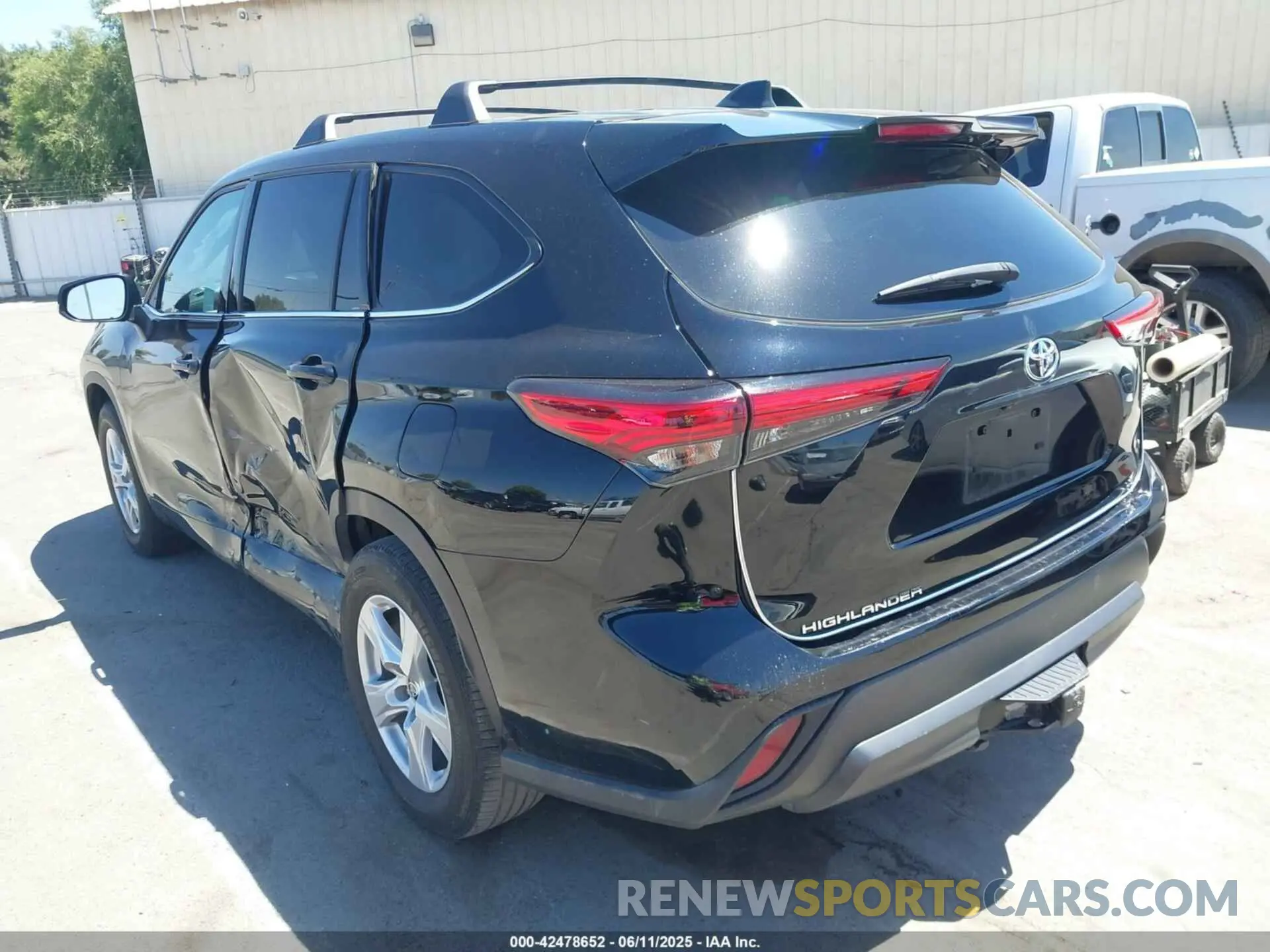 3 Photograph of a damaged car 5TDZZRAH9MS053319 TOYOTA HIGHLANDER 2021