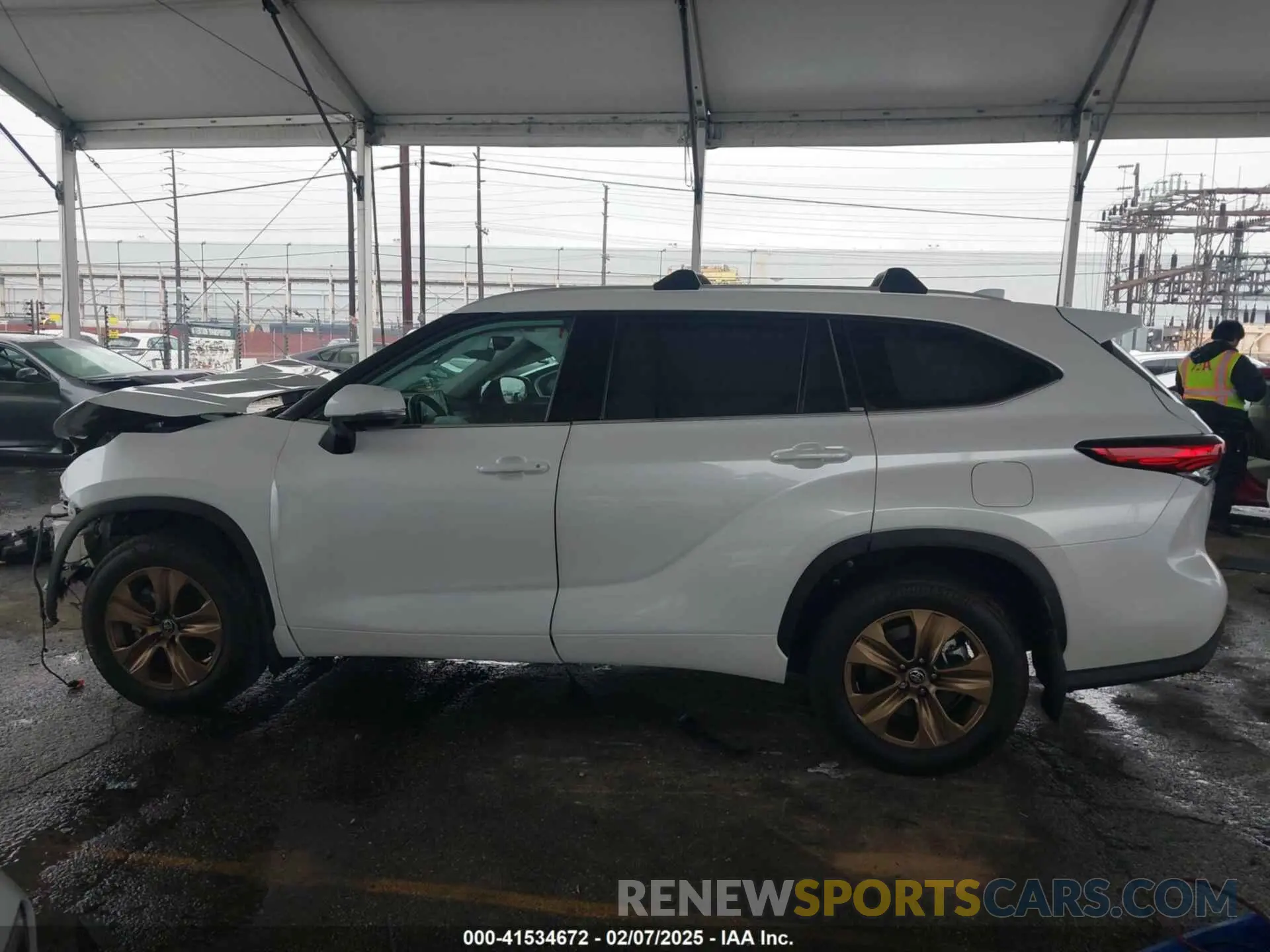 14 Photograph of a damaged car 5TDAARAH3NS512317 TOYOTA HIGHLANDER 2022