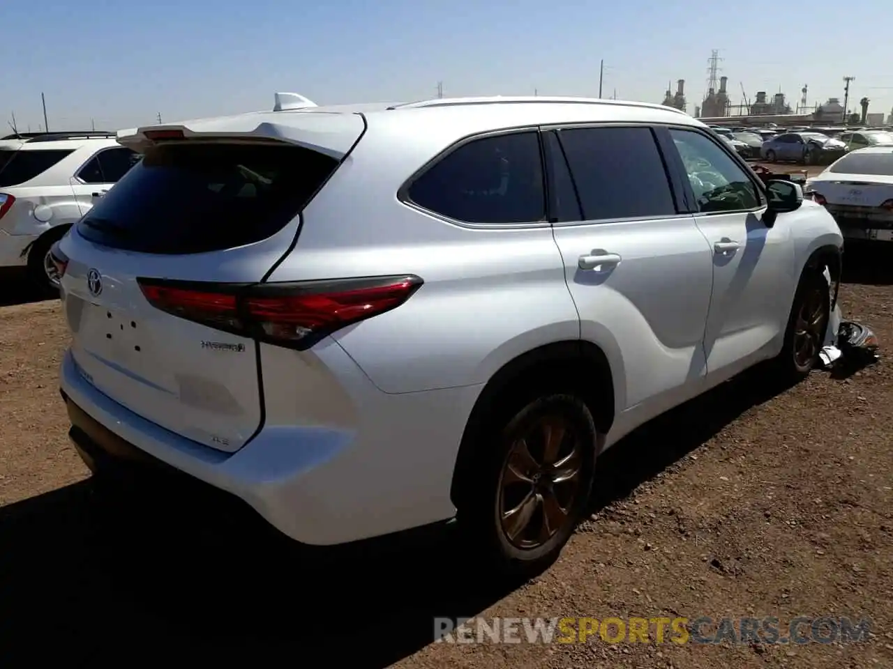 4 Photograph of a damaged car 5TDAARAH7NS509999 TOYOTA HIGHLANDER 2022