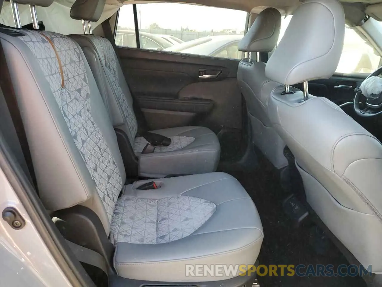 11 Photograph of a damaged car 5TDABRCHXNS538858 TOYOTA HIGHLANDER 2022