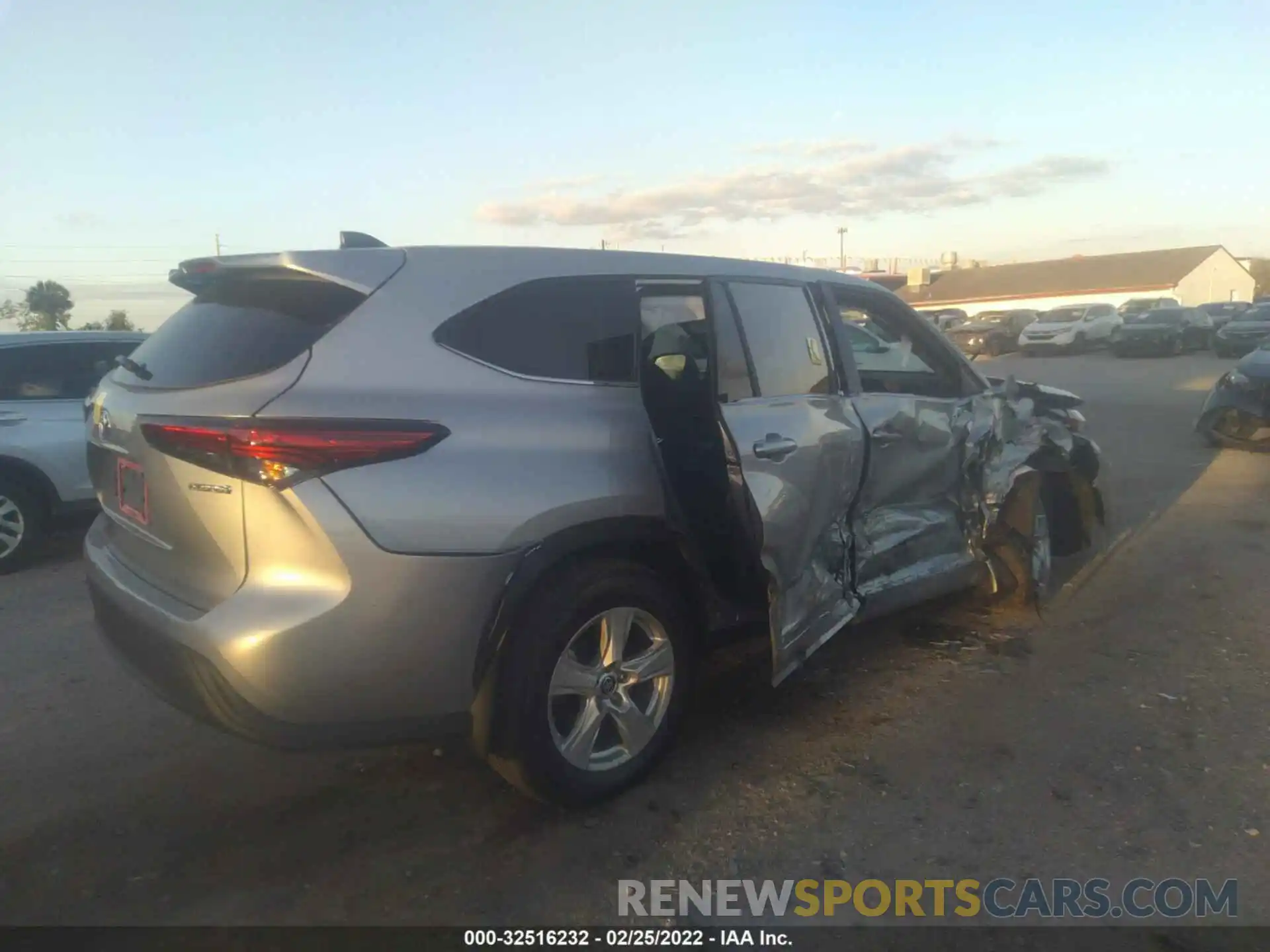 4 Photograph of a damaged car 5TDBBRCH0NS547542 TOYOTA HIGHLANDER 2022