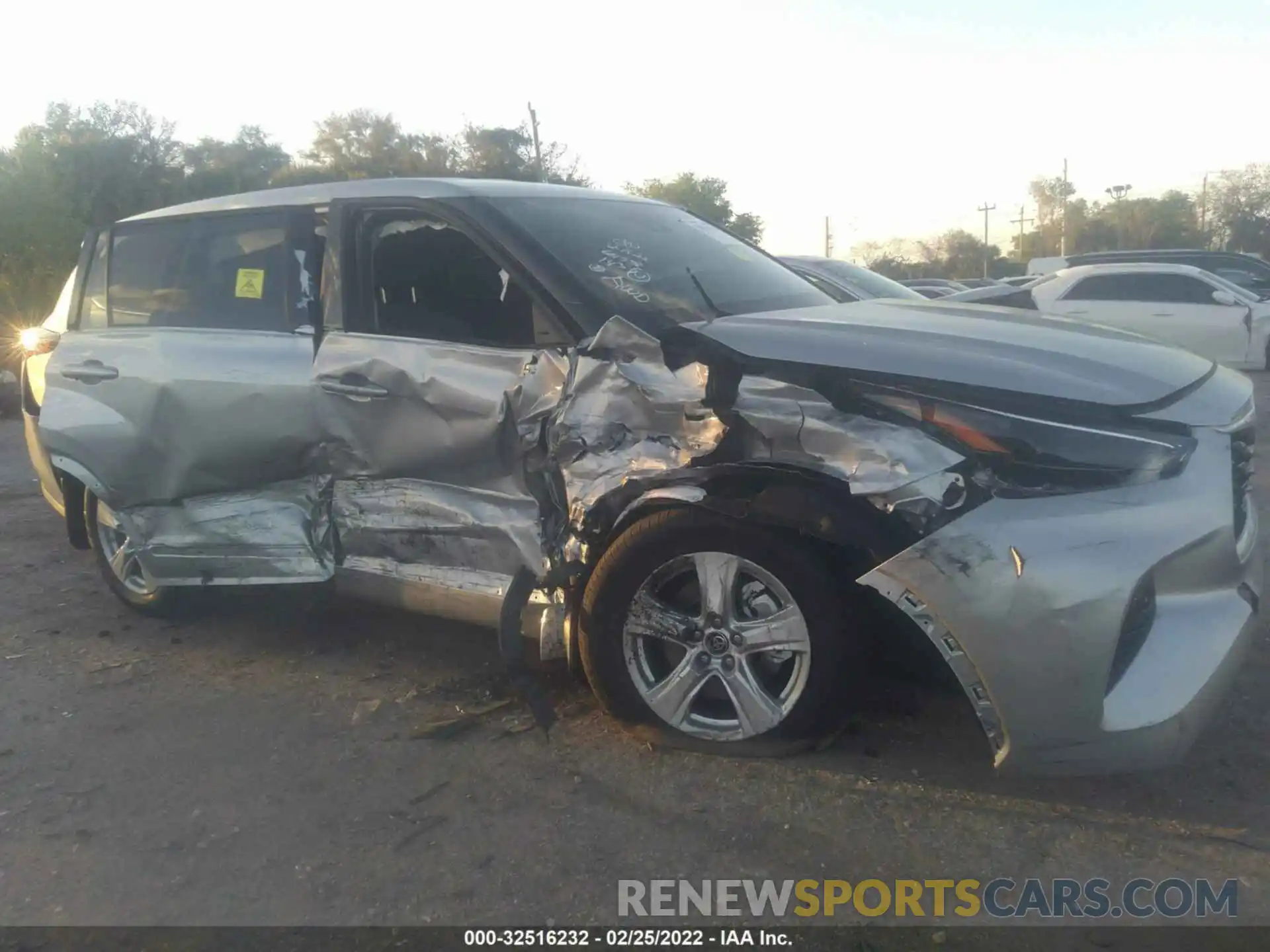 6 Photograph of a damaged car 5TDBBRCH0NS547542 TOYOTA HIGHLANDER 2022