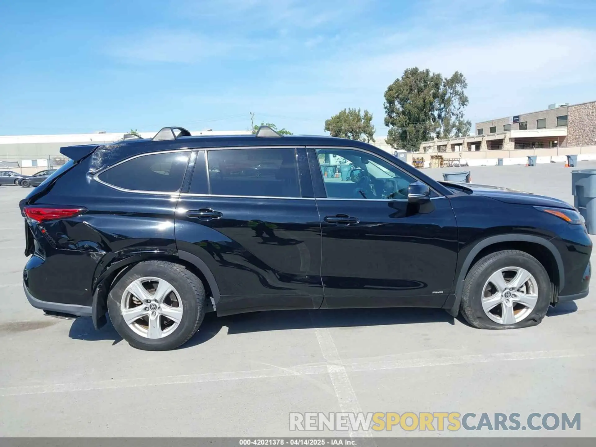 13 Photograph of a damaged car 5TDBBRCH1NS541023 TOYOTA HIGHLANDER 2022