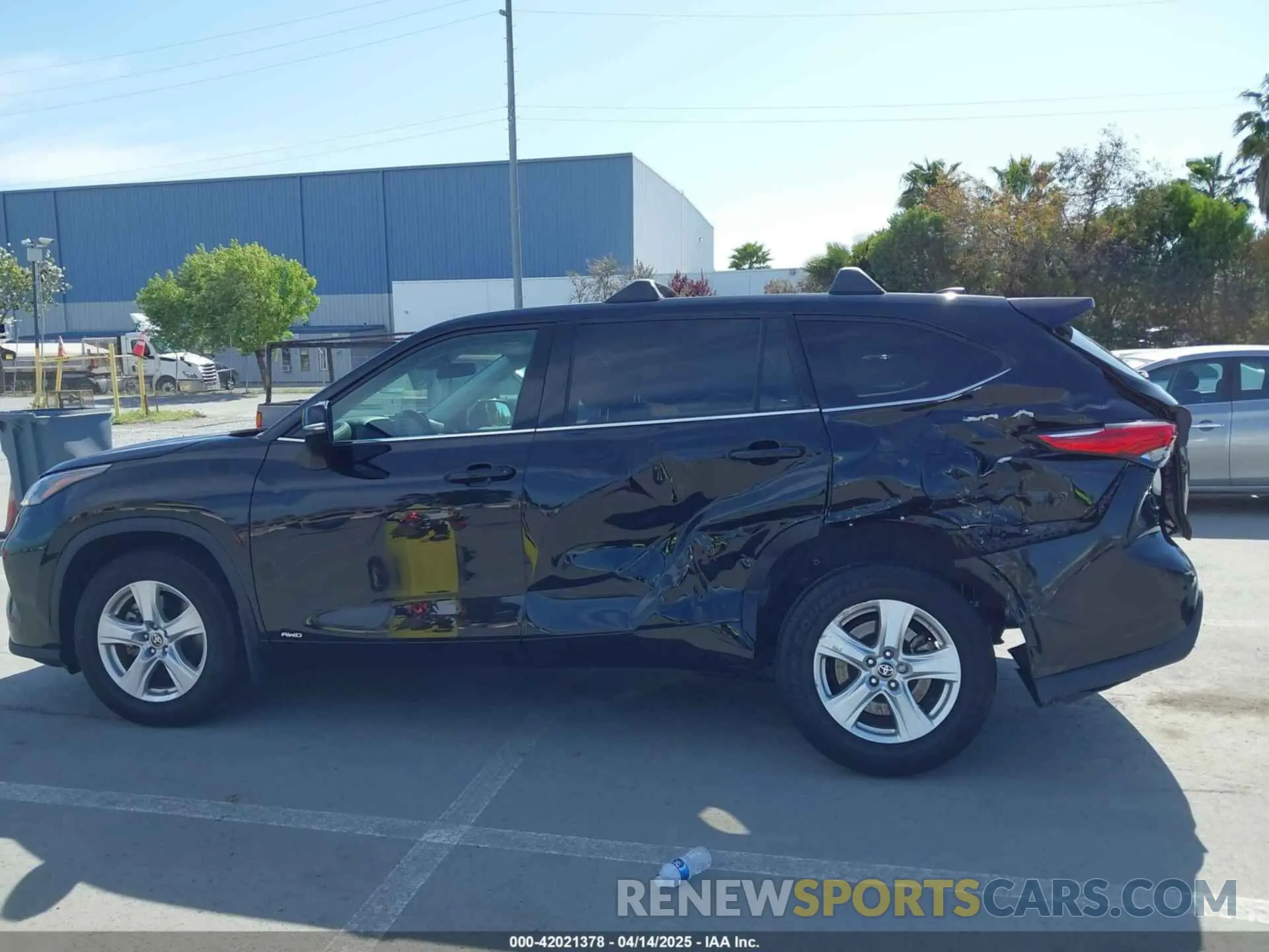 14 Photograph of a damaged car 5TDBBRCH1NS541023 TOYOTA HIGHLANDER 2022