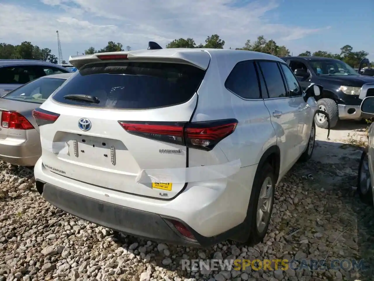 4 Photograph of a damaged car 5TDBBRCH2NS075845 TOYOTA HIGHLANDER 2022