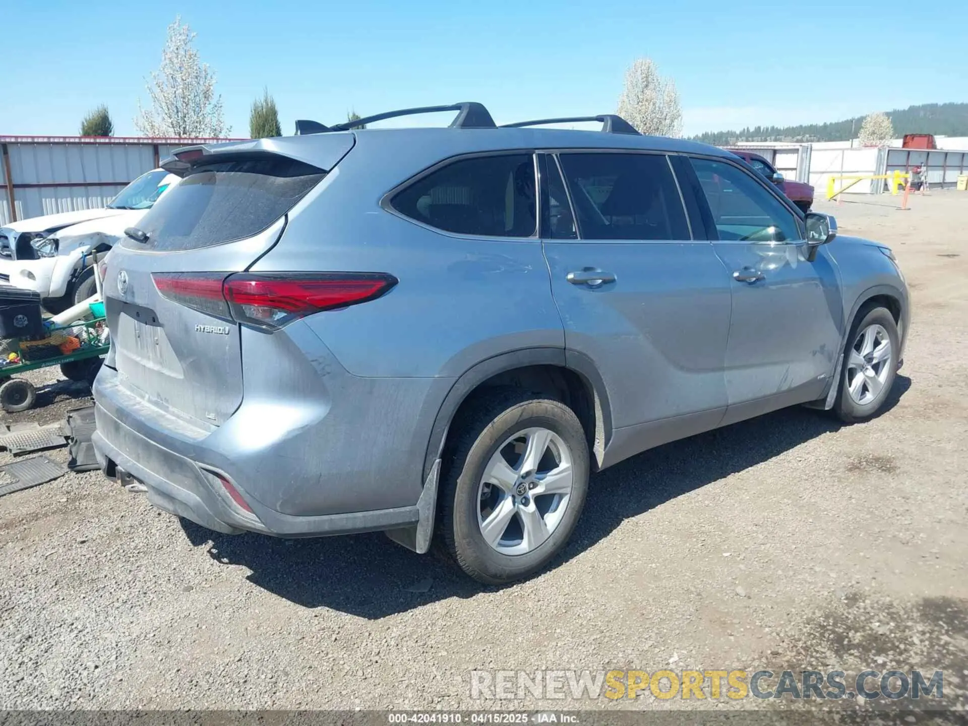 4 Photograph of a damaged car 5TDBBRCH6NS079090 TOYOTA HIGHLANDER 2022