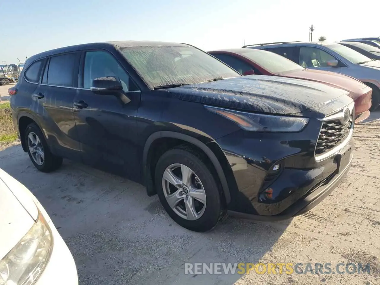 4 Photograph of a damaged car 5TDBZRBH0NS572552 TOYOTA HIGHLANDER 2022