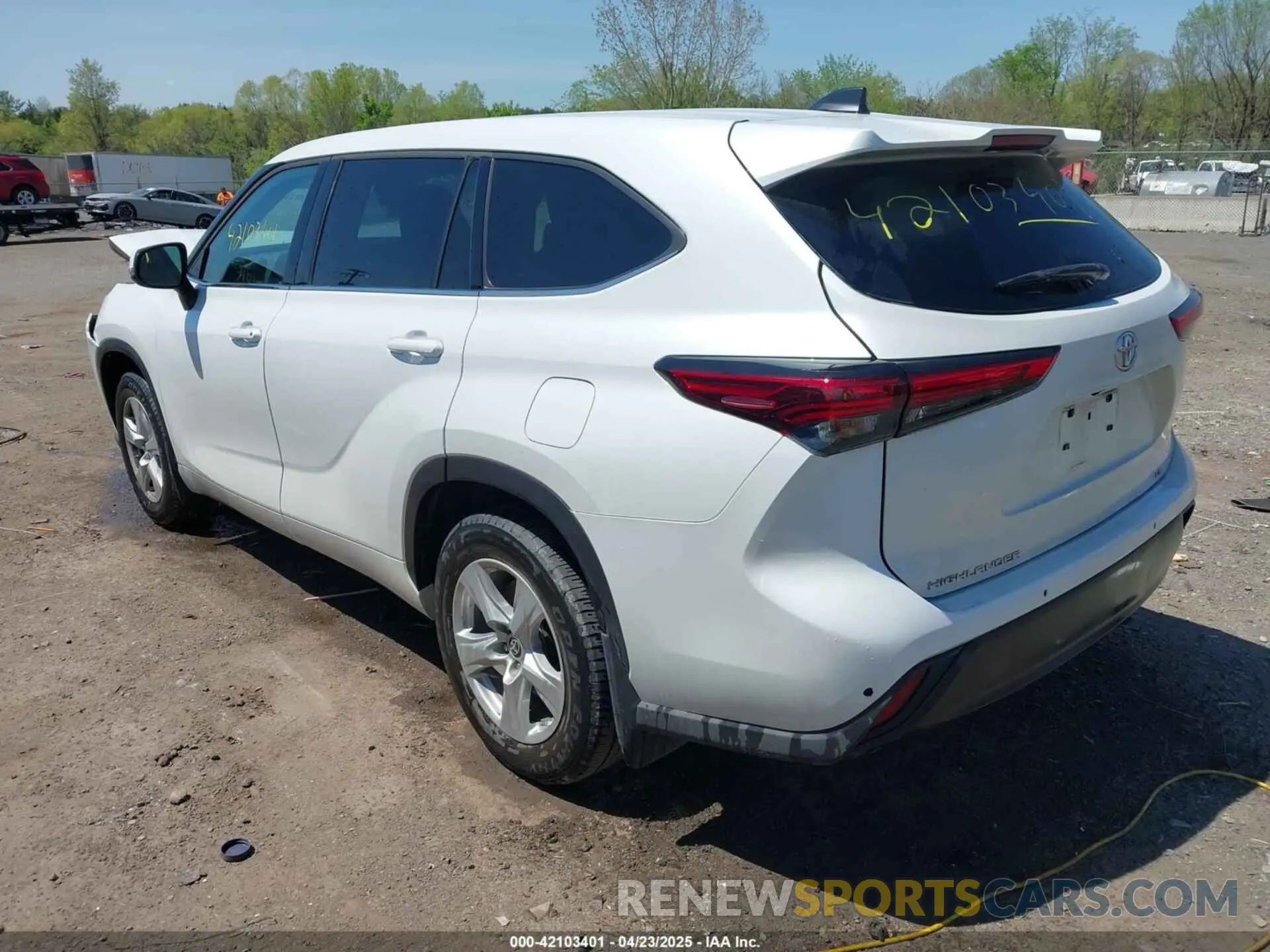 3 Photograph of a damaged car 5TDBZRBH5NS580954 TOYOTA HIGHLANDER 2022