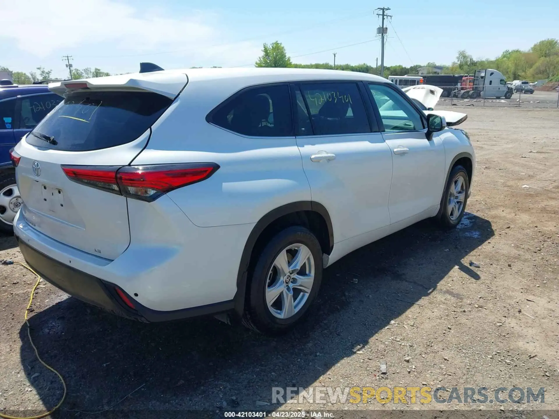 4 Photograph of a damaged car 5TDBZRBH5NS580954 TOYOTA HIGHLANDER 2022
