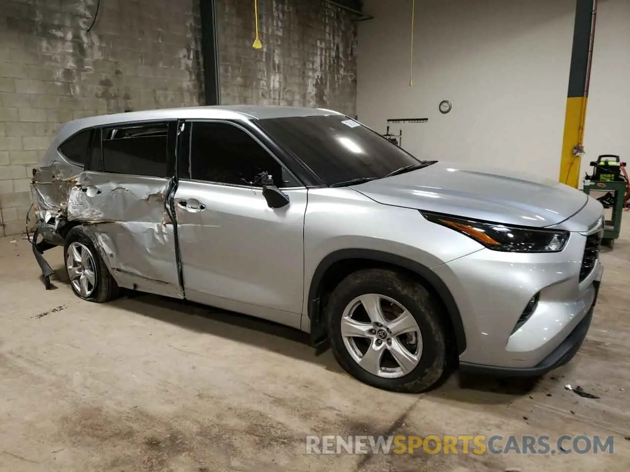 4 Photograph of a damaged car 5TDBZRBH8NS189183 TOYOTA HIGHLANDER 2022