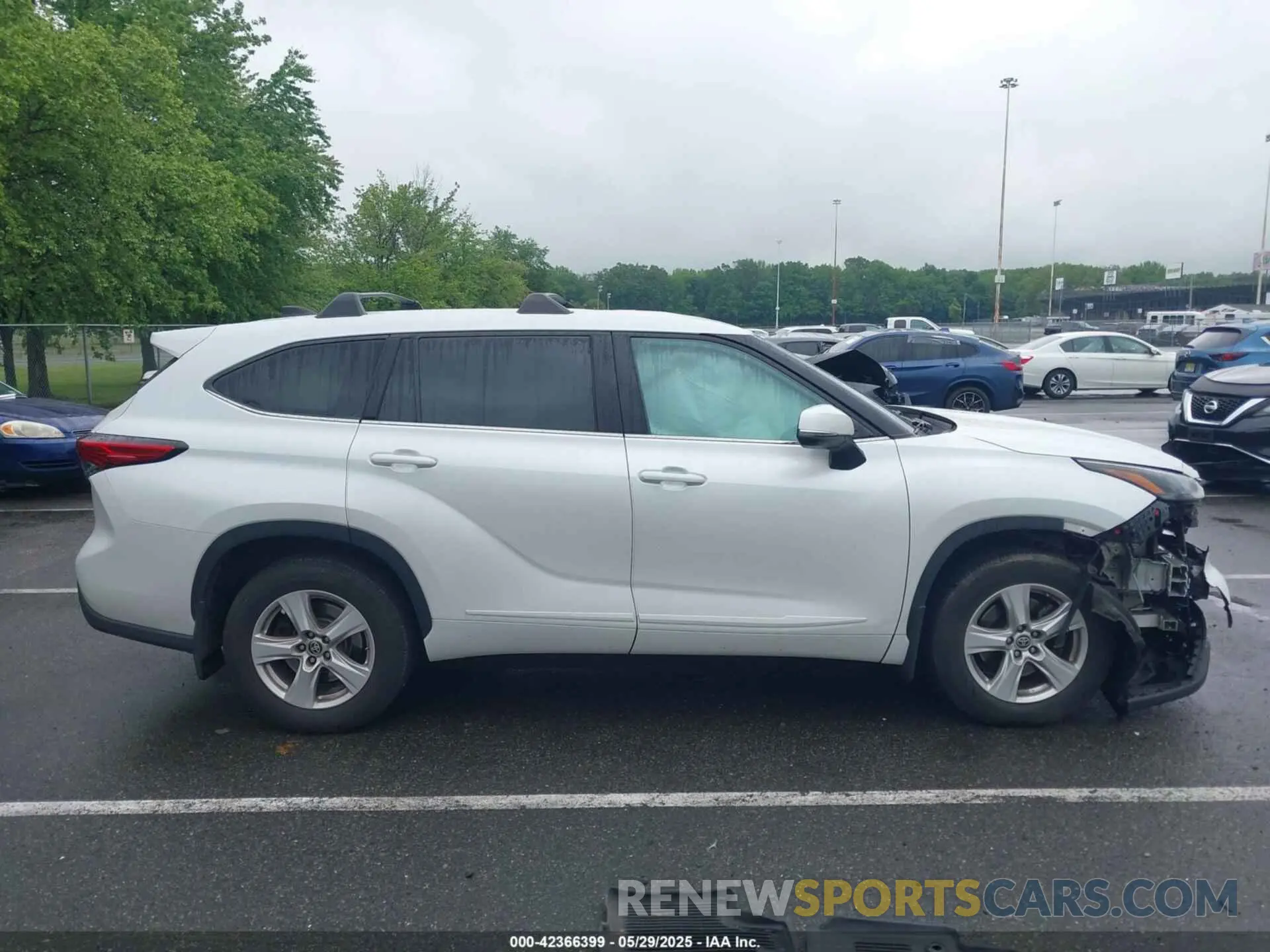 13 Photograph of a damaged car 5TDBZRBH8NS242559 TOYOTA HIGHLANDER 2022