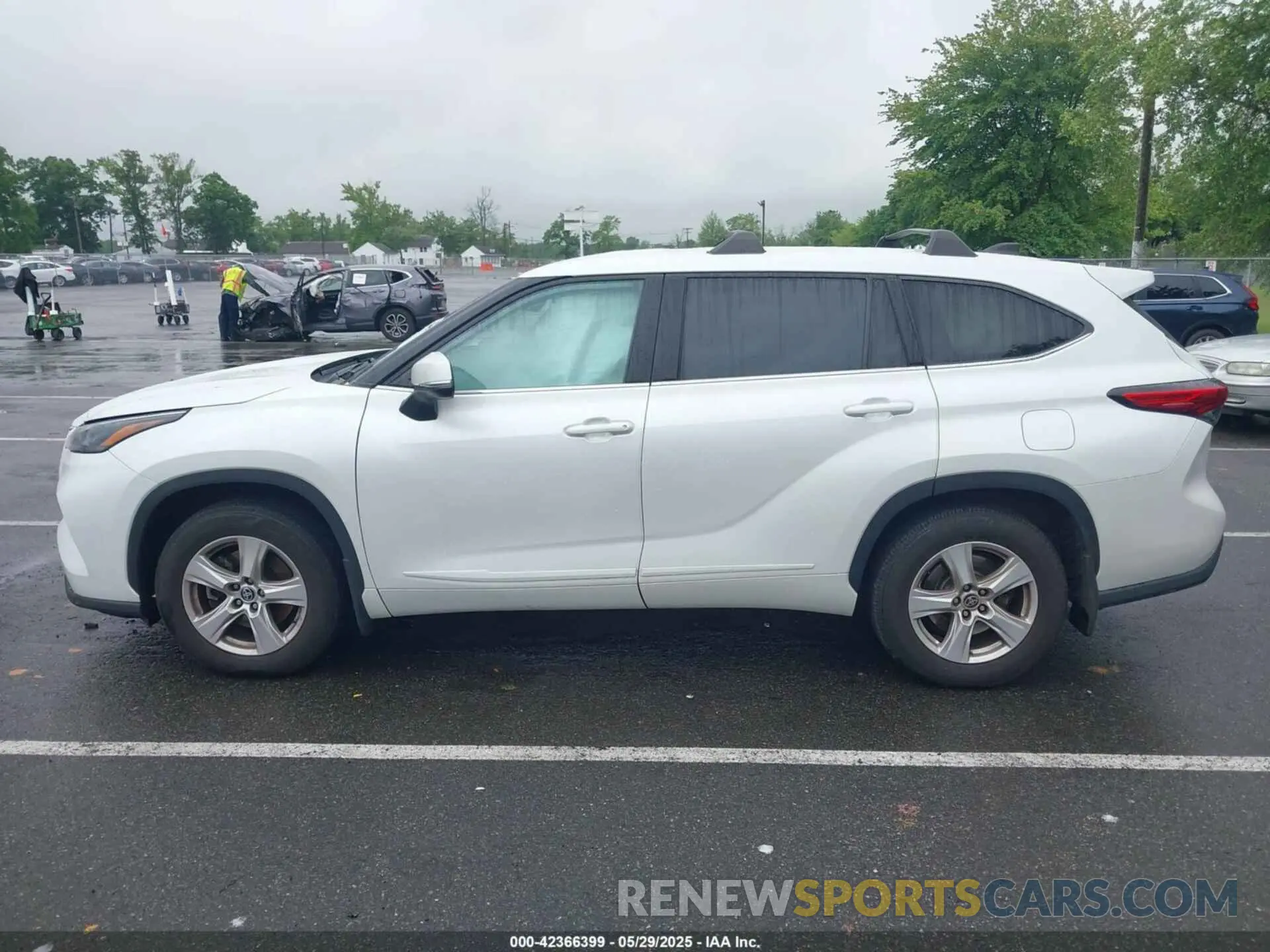 14 Photograph of a damaged car 5TDBZRBH8NS242559 TOYOTA HIGHLANDER 2022