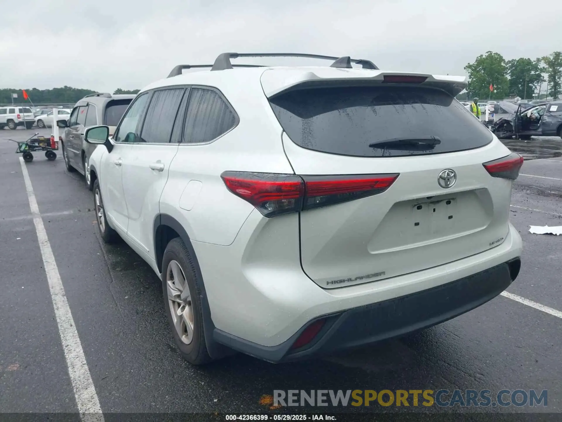 3 Photograph of a damaged car 5TDBZRBH8NS242559 TOYOTA HIGHLANDER 2022
