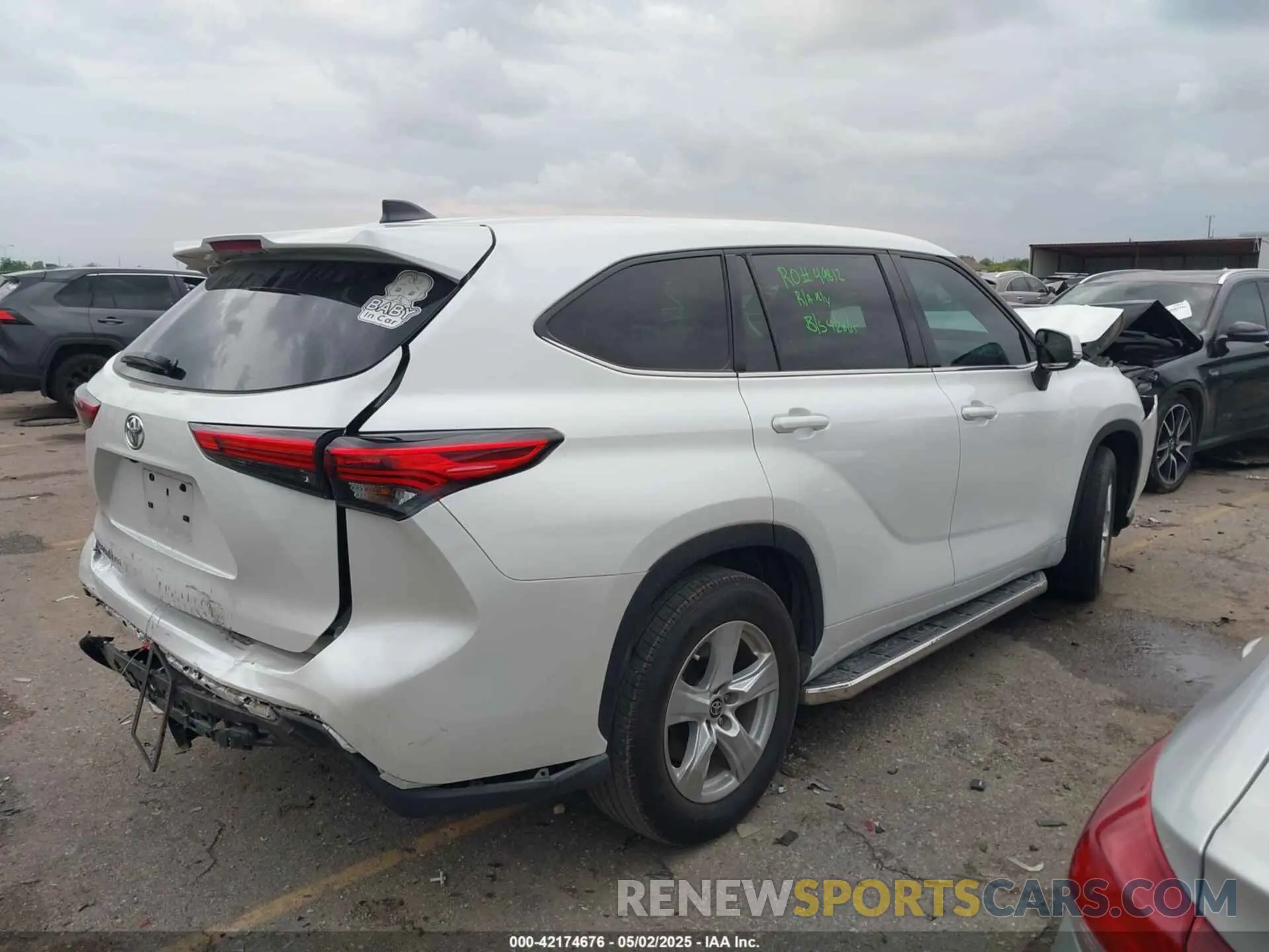 4 Photograph of a damaged car 5TDCZRAH0NS553876 TOYOTA HIGHLANDER 2022