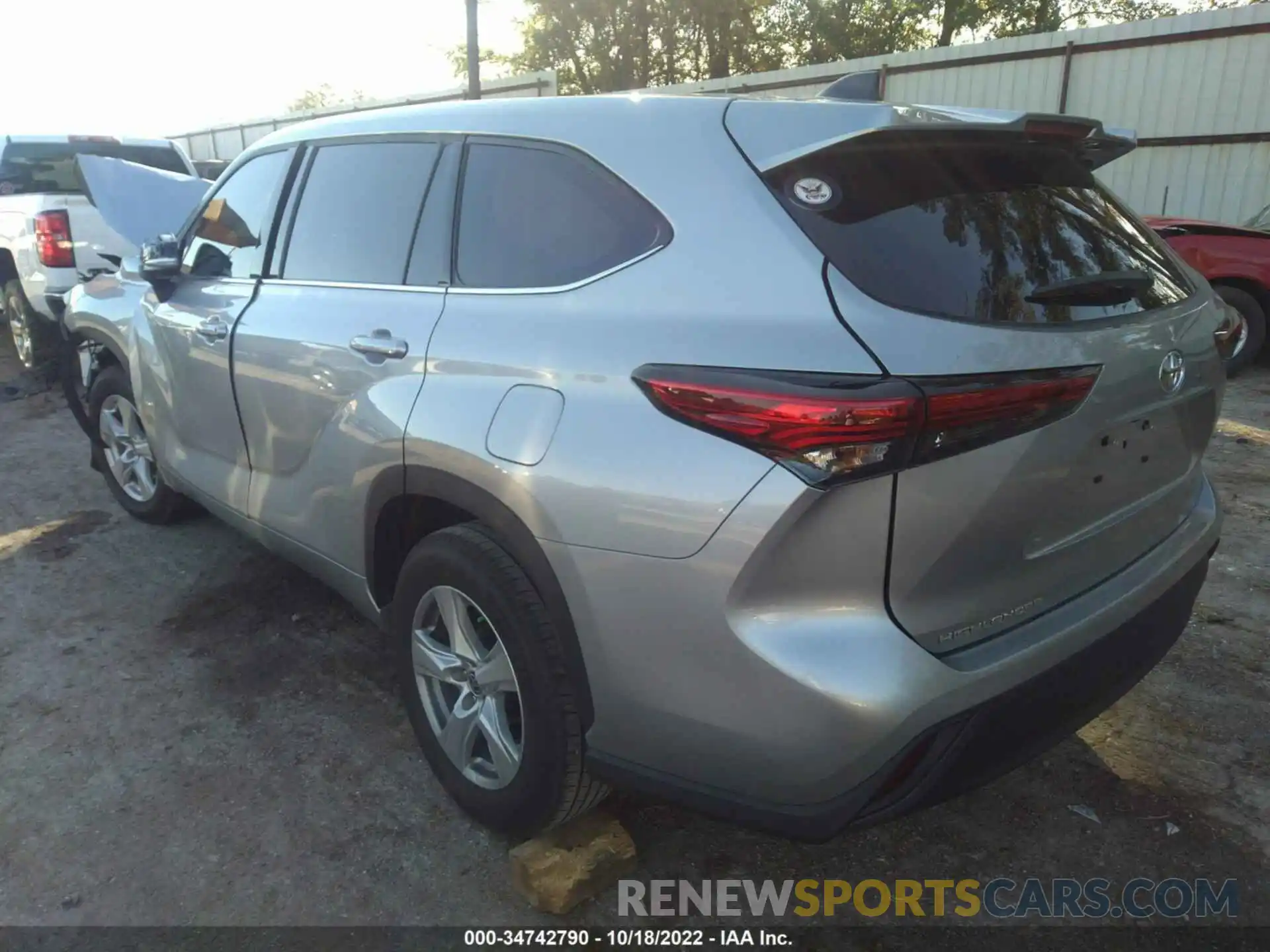 3 Photograph of a damaged car 5TDCZRAH1NS096902 TOYOTA HIGHLANDER 2022