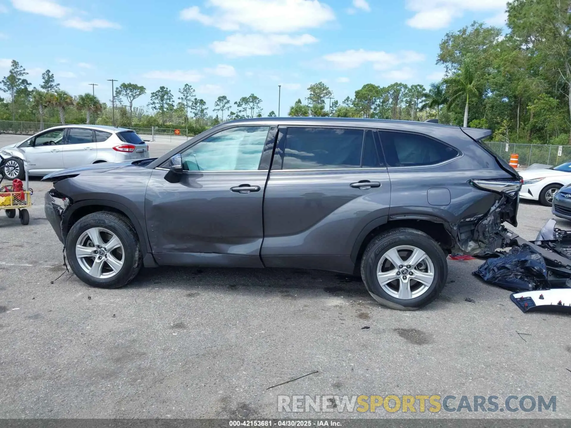 13 Photograph of a damaged car 5TDCZRAH4NS543318 TOYOTA HIGHLANDER 2022