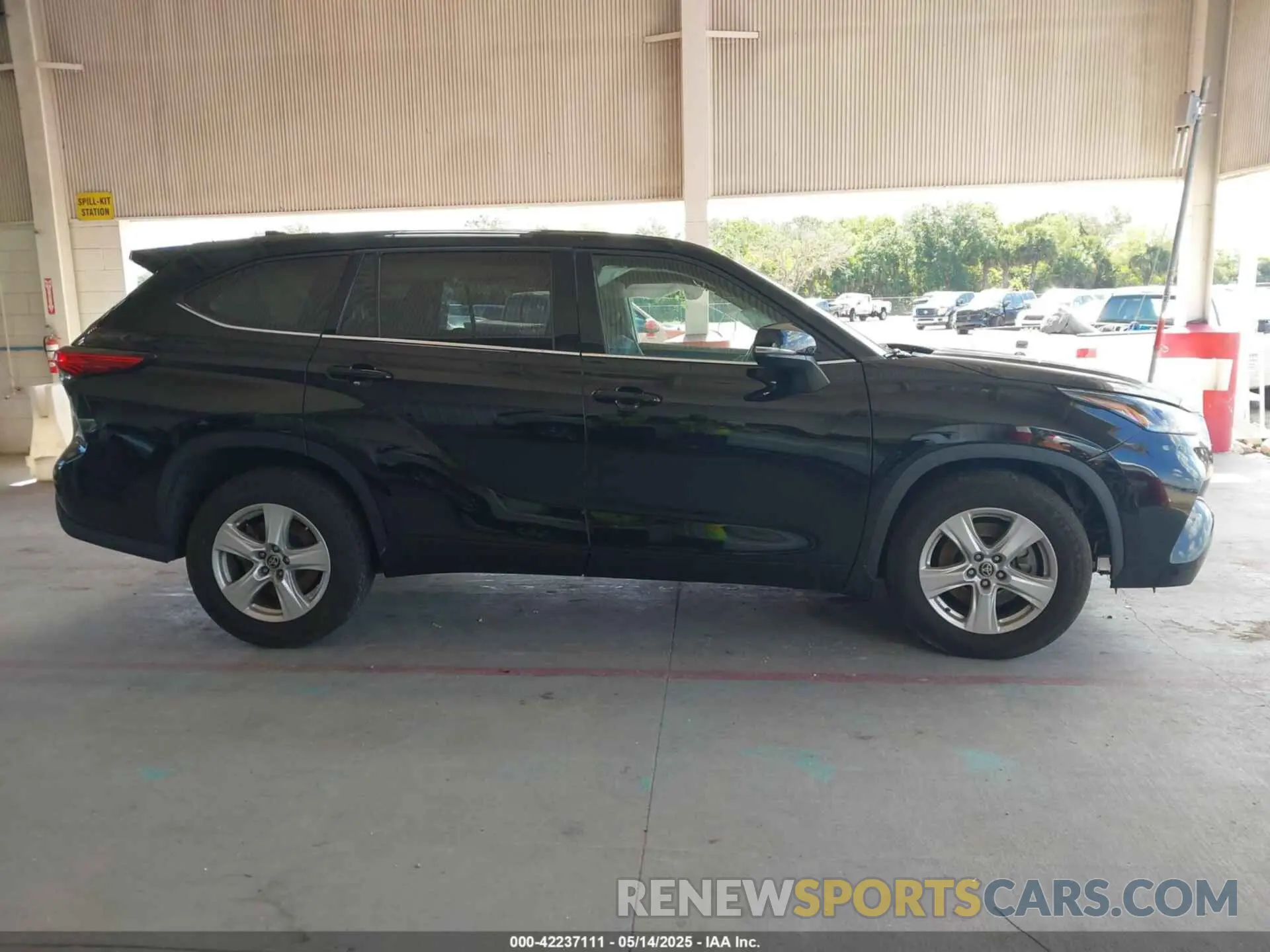 14 Photograph of a damaged car 5TDCZRAH5NS132283 TOYOTA HIGHLANDER 2022