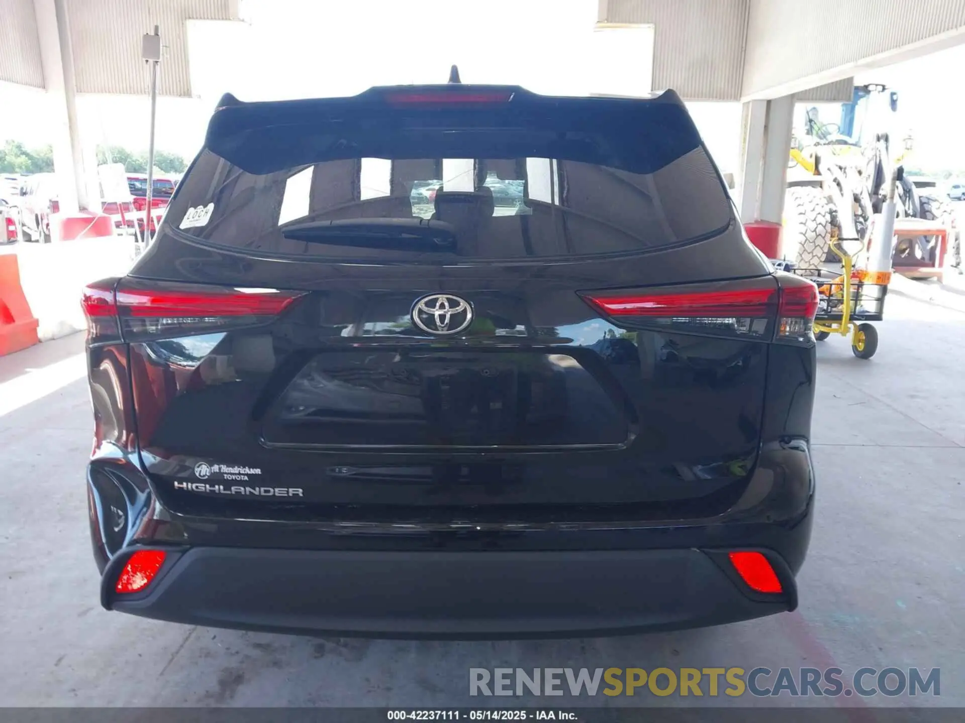 17 Photograph of a damaged car 5TDCZRAH5NS132283 TOYOTA HIGHLANDER 2022