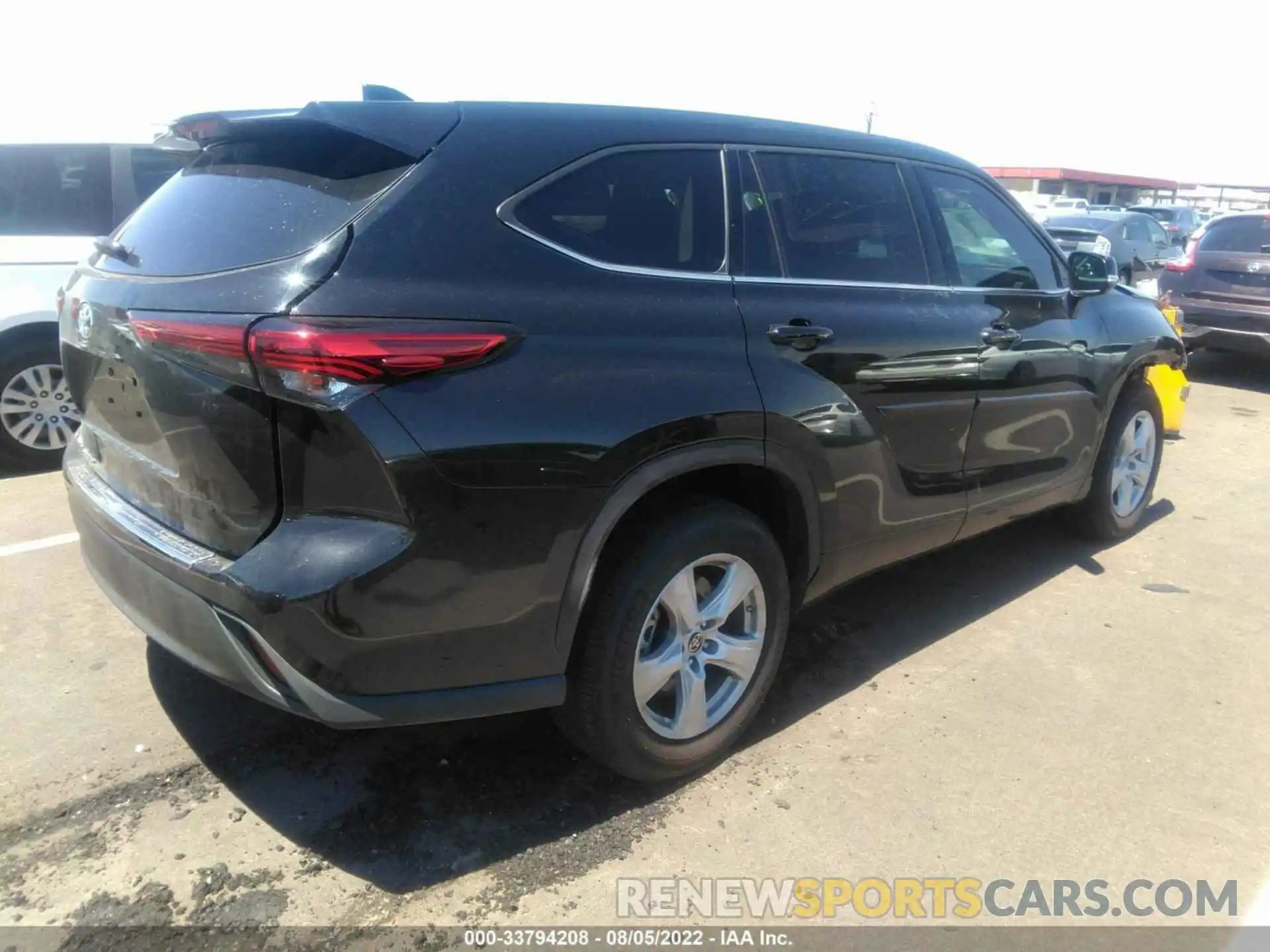 4 Photograph of a damaged car 5TDCZRAH7NS094152 TOYOTA HIGHLANDER 2022