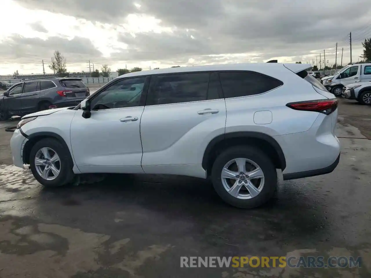 2 Photograph of a damaged car 5TDCZRAH9NS132688 TOYOTA HIGHLANDER 2022