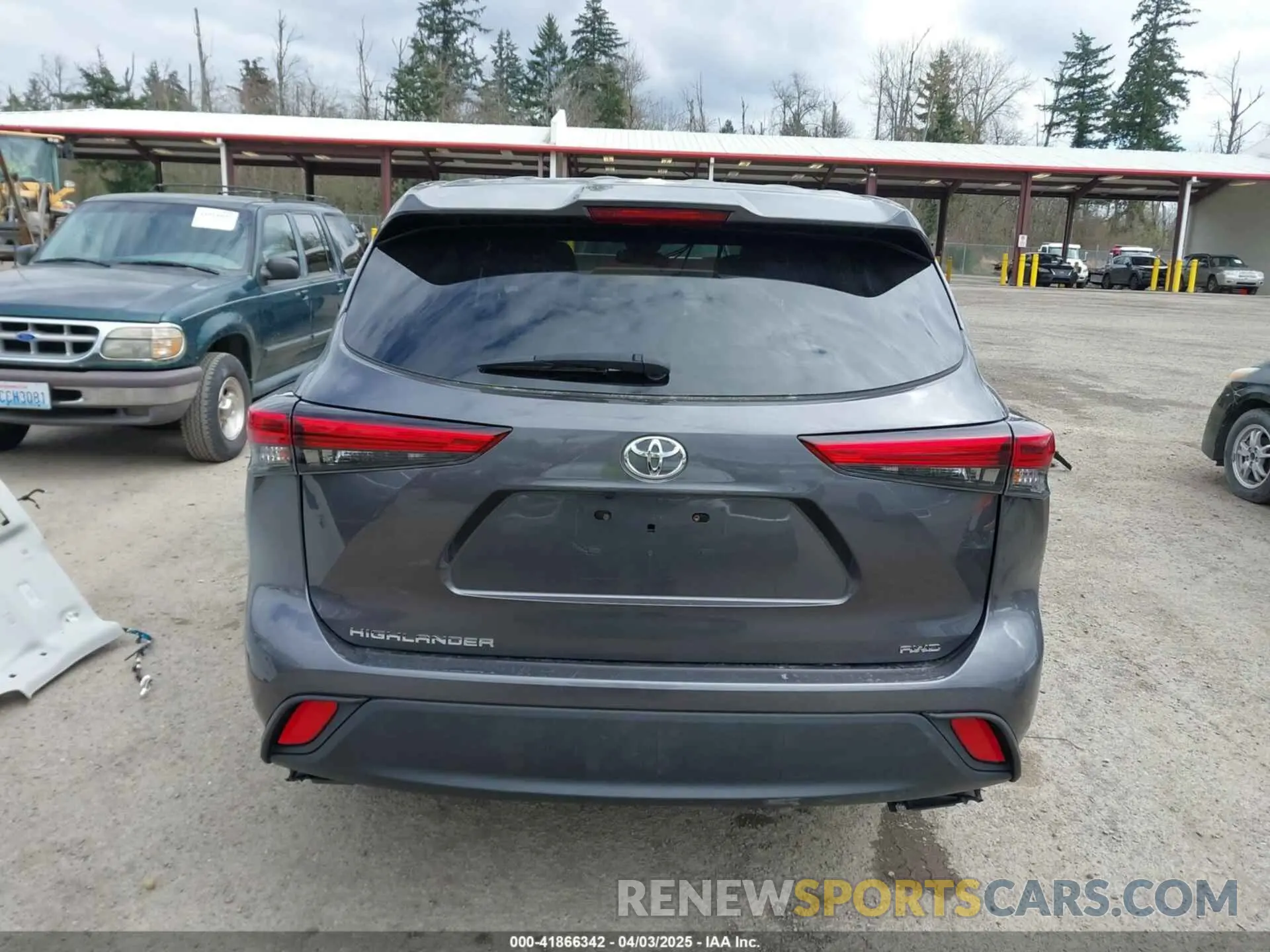 17 Photograph of a damaged car 5TDCZRBH2NS578180 TOYOTA HIGHLANDER 2022
