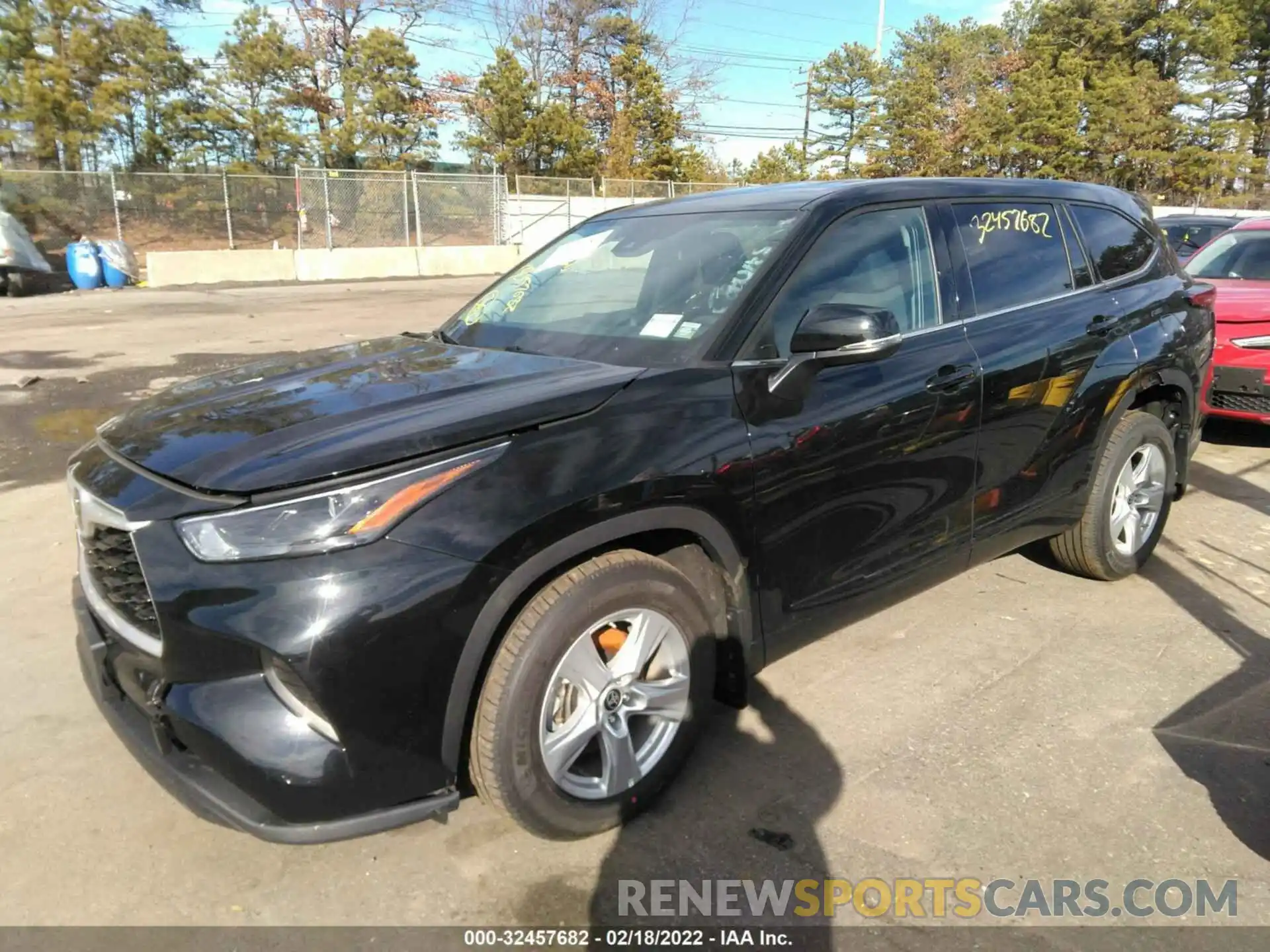 2 Photograph of a damaged car 5TDCZRBH9NS563305 TOYOTA HIGHLANDER 2022