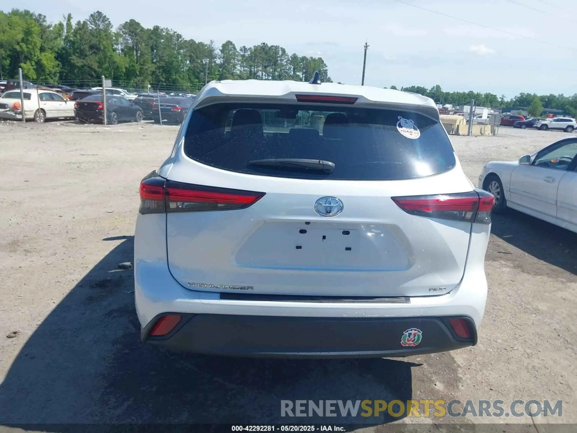17 Photograph of a damaged car 5TDCZRBHXNS184202 TOYOTA HIGHLANDER 2022