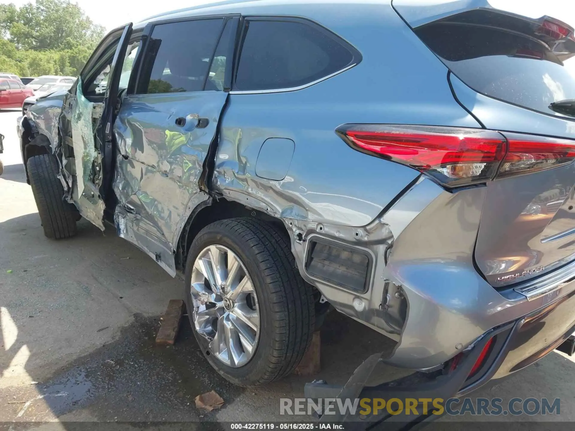 12 Photograph of a damaged car 5TDDZRBH0NS192331 TOYOTA HIGHLANDER 2022