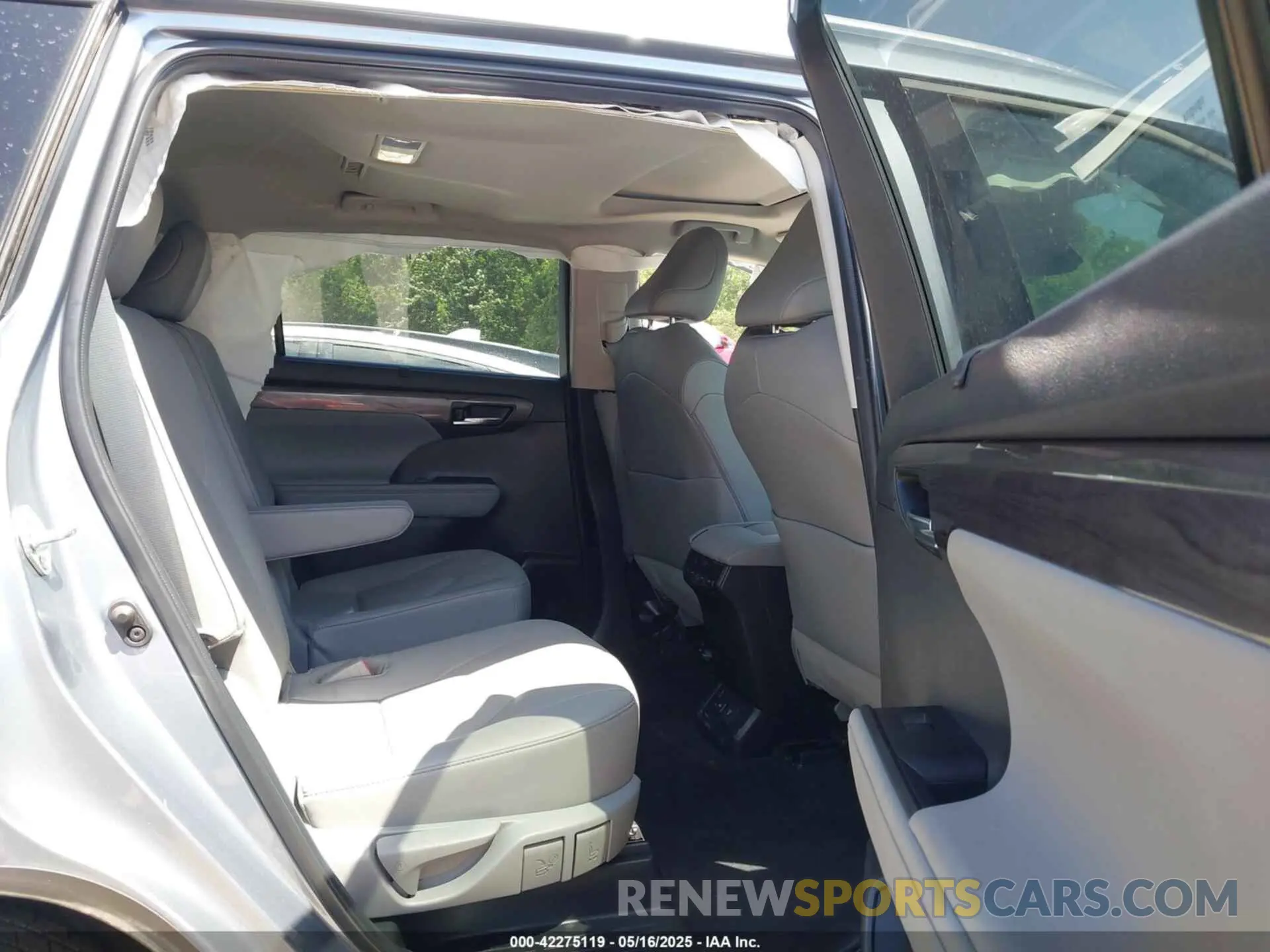 8 Photograph of a damaged car 5TDDZRBH0NS192331 TOYOTA HIGHLANDER 2022