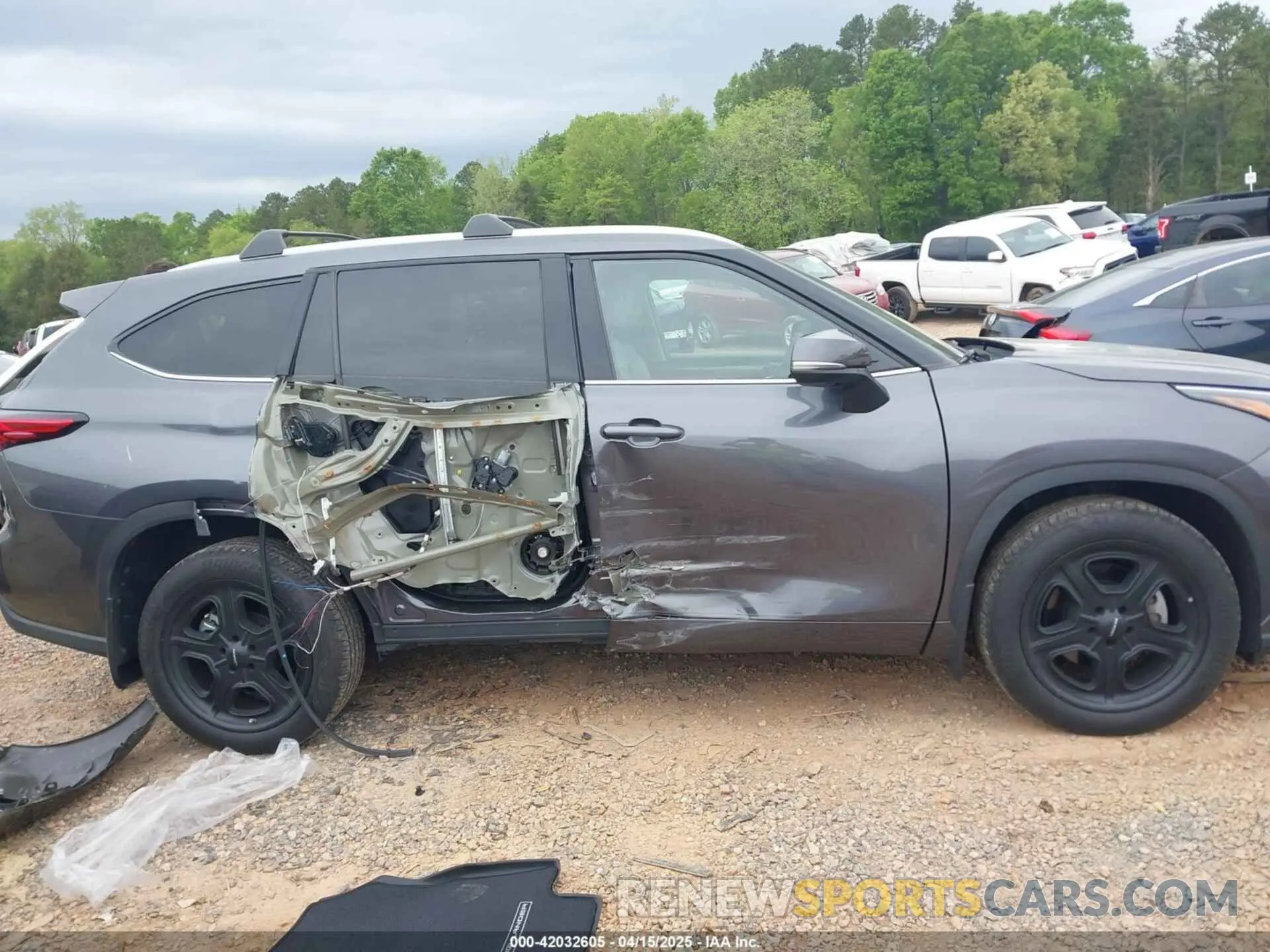 13 Photograph of a damaged car 5TDDZRBH0NS199666 TOYOTA HIGHLANDER 2022