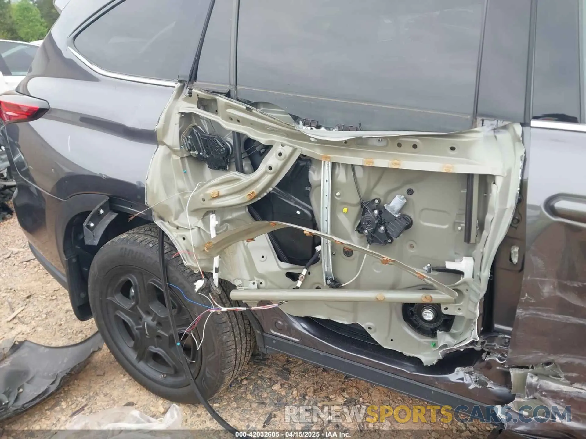 17 Photograph of a damaged car 5TDDZRBH0NS199666 TOYOTA HIGHLANDER 2022