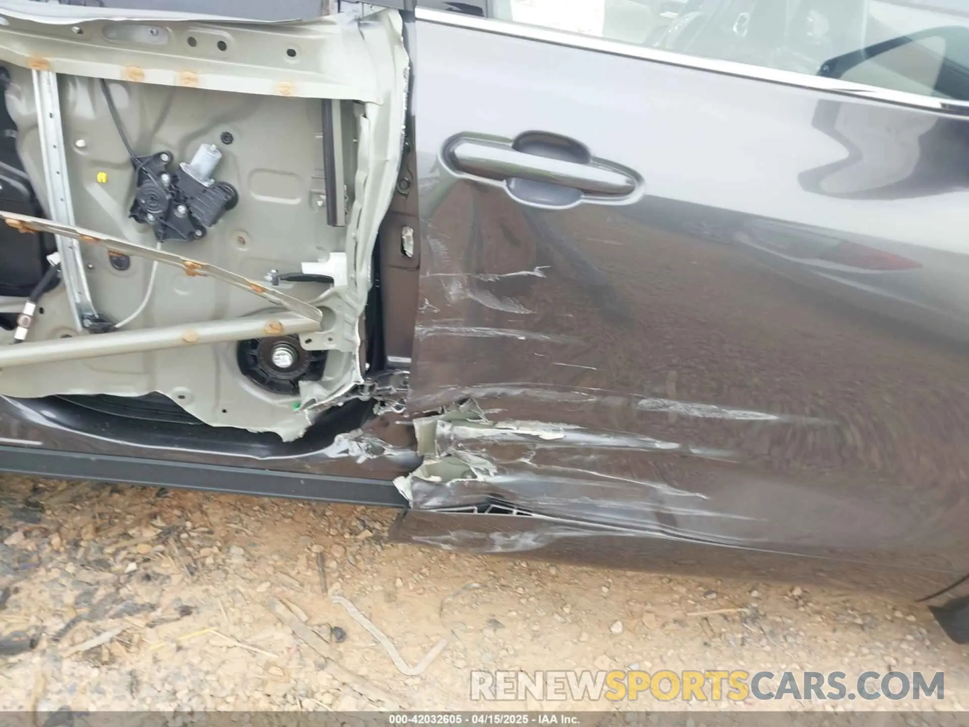 18 Photograph of a damaged car 5TDDZRBH0NS199666 TOYOTA HIGHLANDER 2022