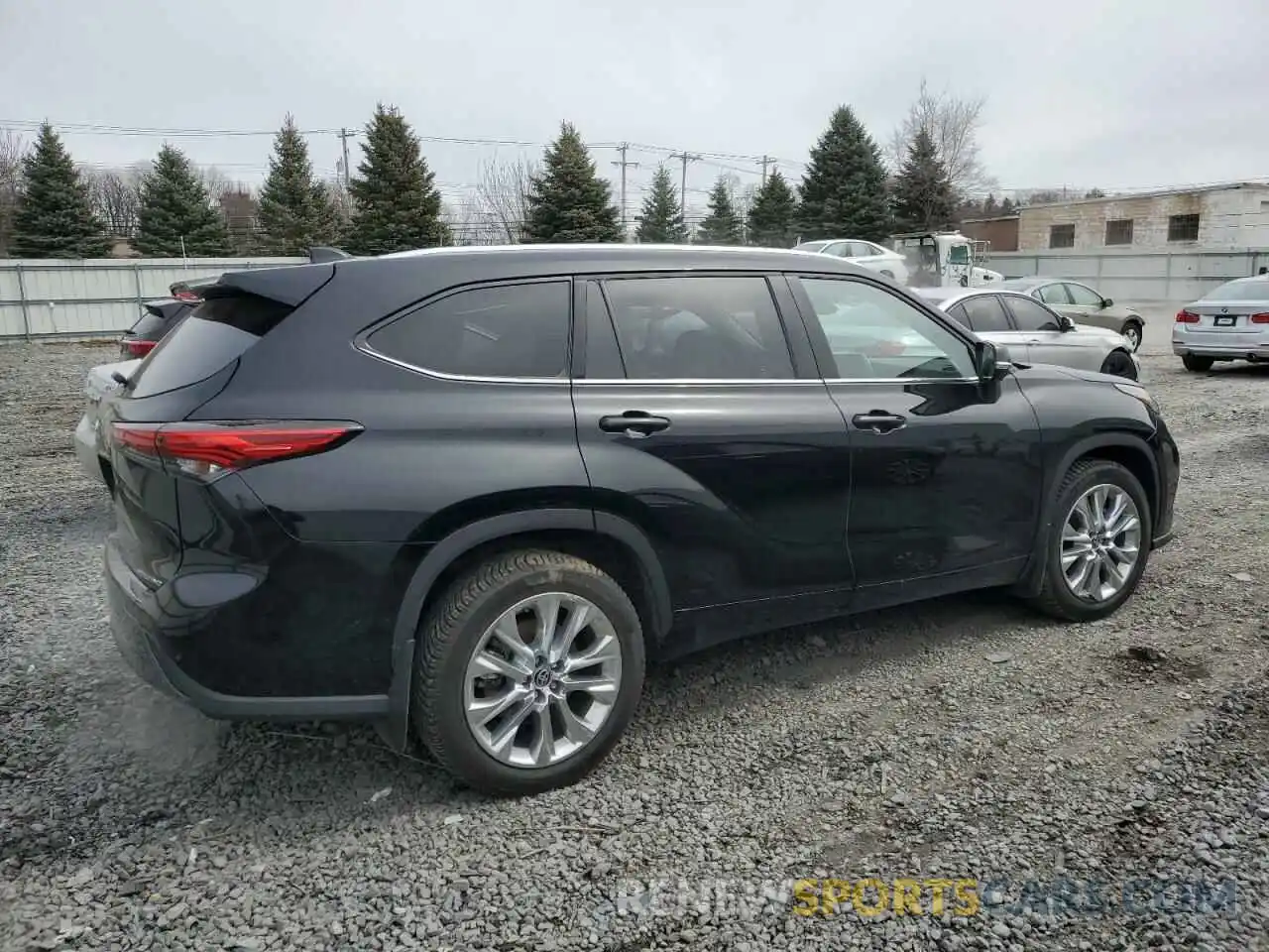 3 Photograph of a damaged car 5TDDZRBH5NS573768 TOYOTA HIGHLANDER 2022