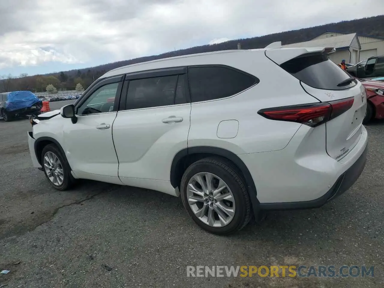 2 Photograph of a damaged car 5TDDZRBH6NS169393 TOYOTA HIGHLANDER 2022