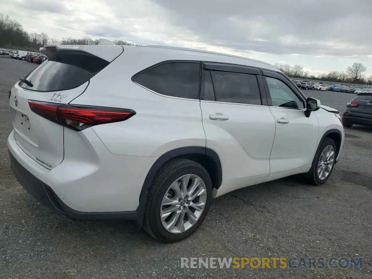 3 Photograph of a damaged car 5TDDZRBH6NS169393 TOYOTA HIGHLANDER 2022