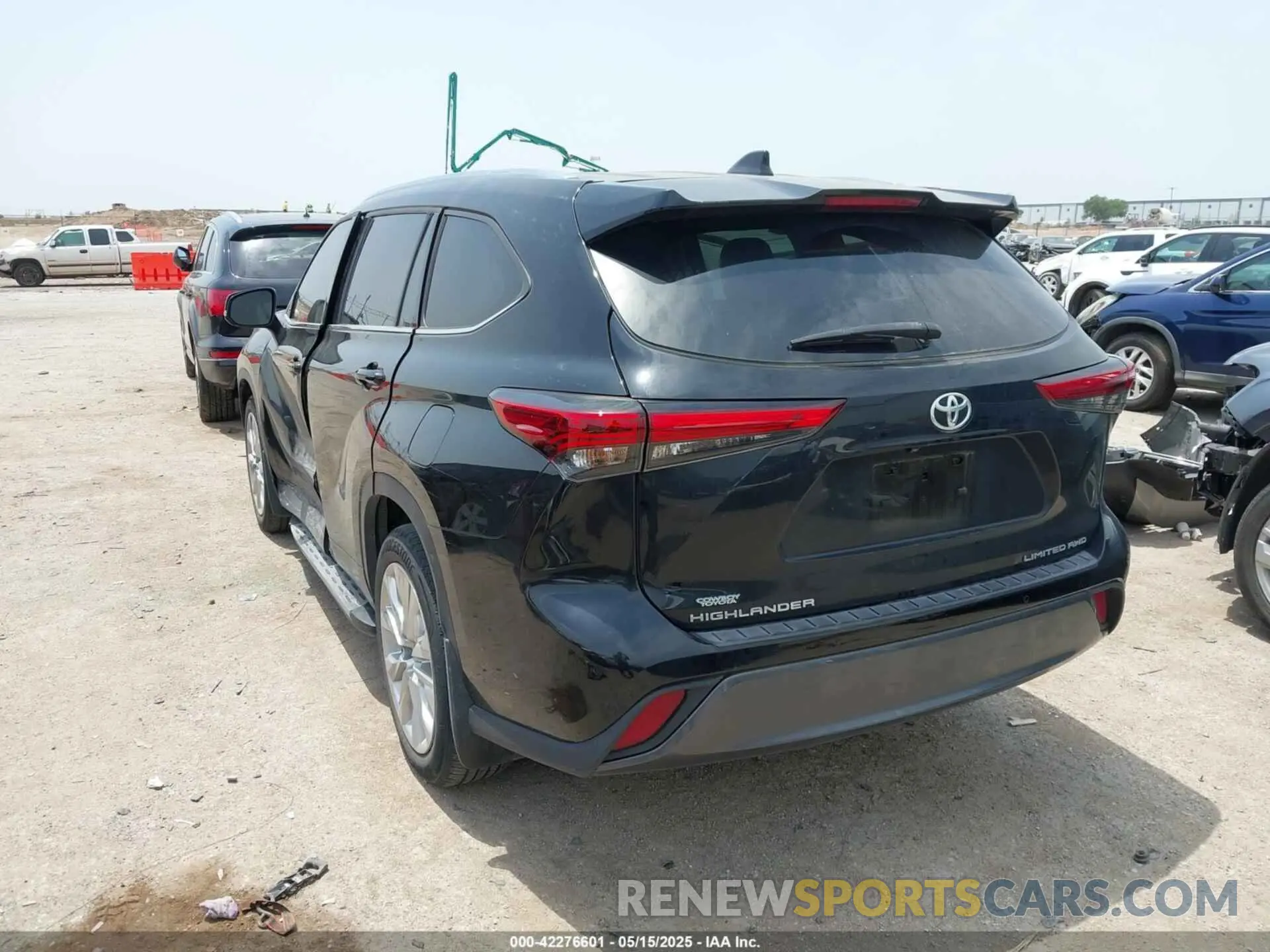3 Photograph of a damaged car 5TDDZRBH7NS224241 TOYOTA HIGHLANDER 2022
