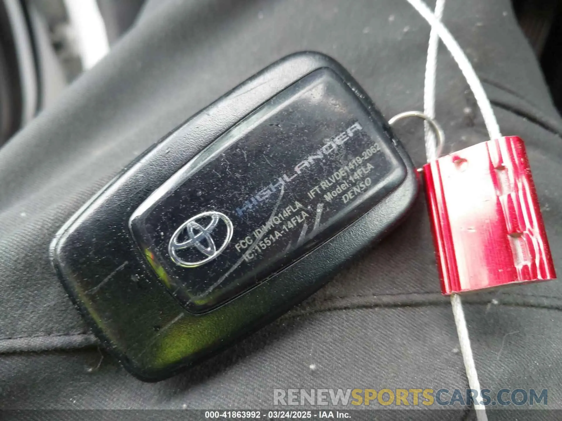 11 Photograph of a damaged car 5TDDZRBH9NS570565 TOYOTA HIGHLANDER 2022
