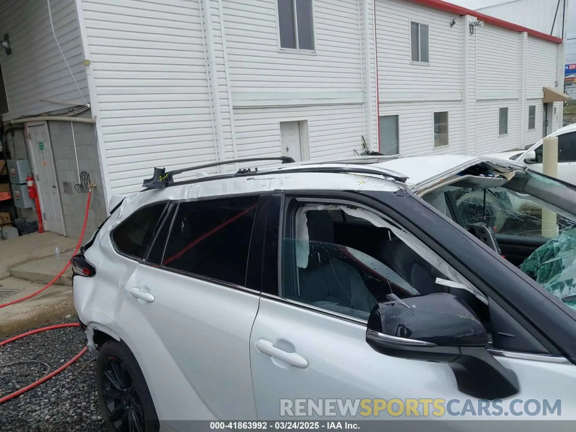 15 Photograph of a damaged car 5TDDZRBH9NS570565 TOYOTA HIGHLANDER 2022