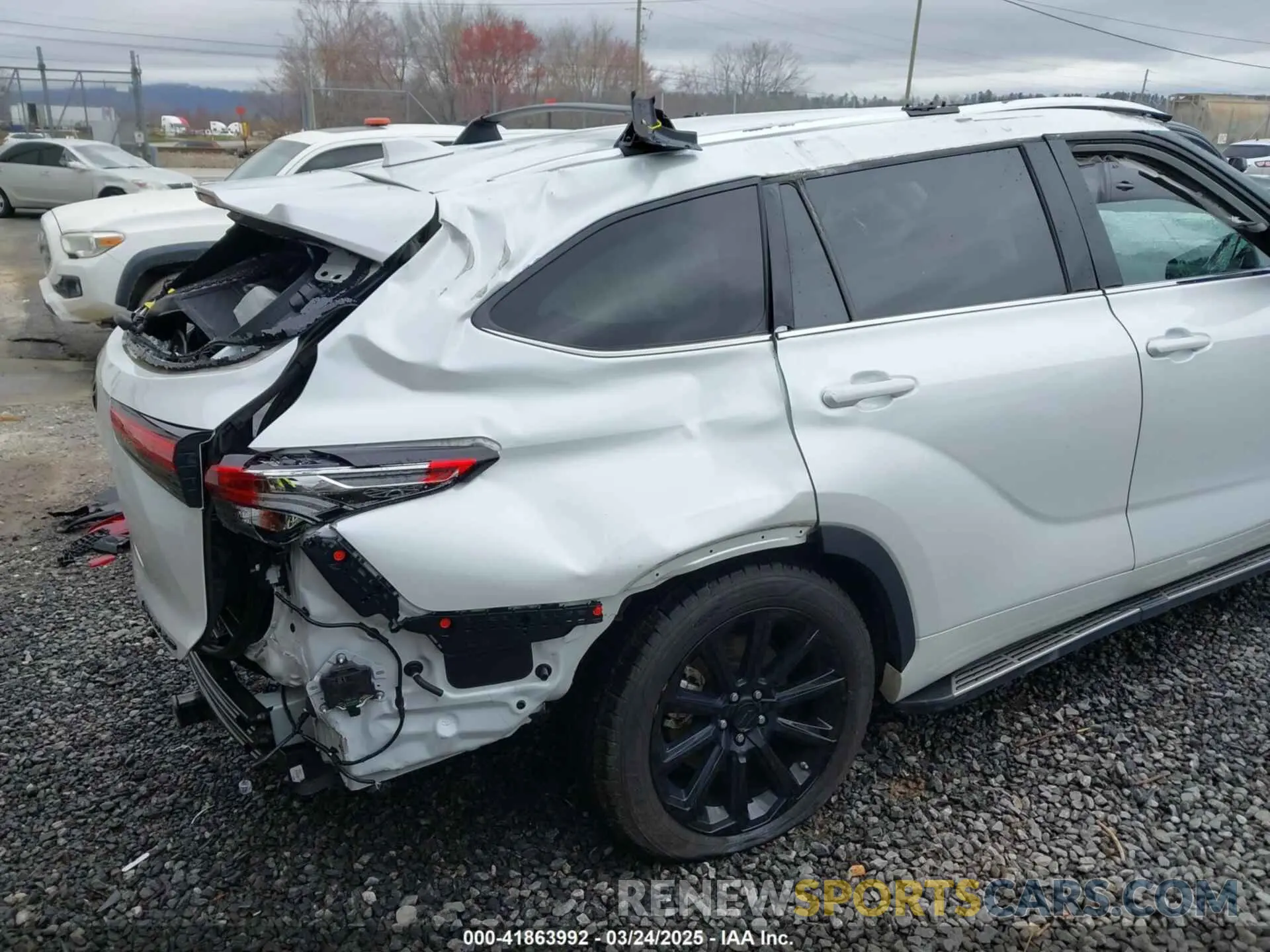 16 Photograph of a damaged car 5TDDZRBH9NS570565 TOYOTA HIGHLANDER 2022