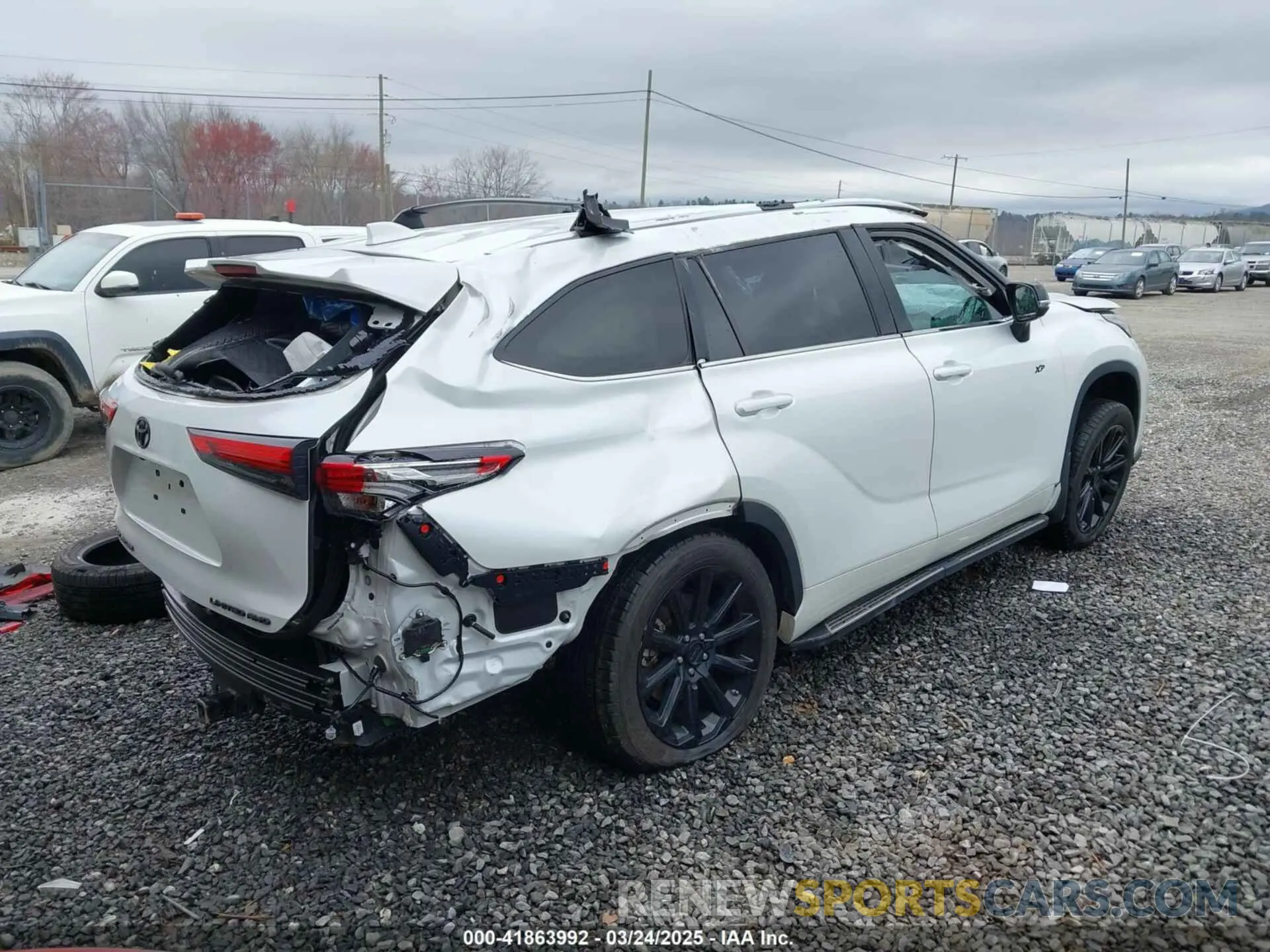 4 Photograph of a damaged car 5TDDZRBH9NS570565 TOYOTA HIGHLANDER 2022