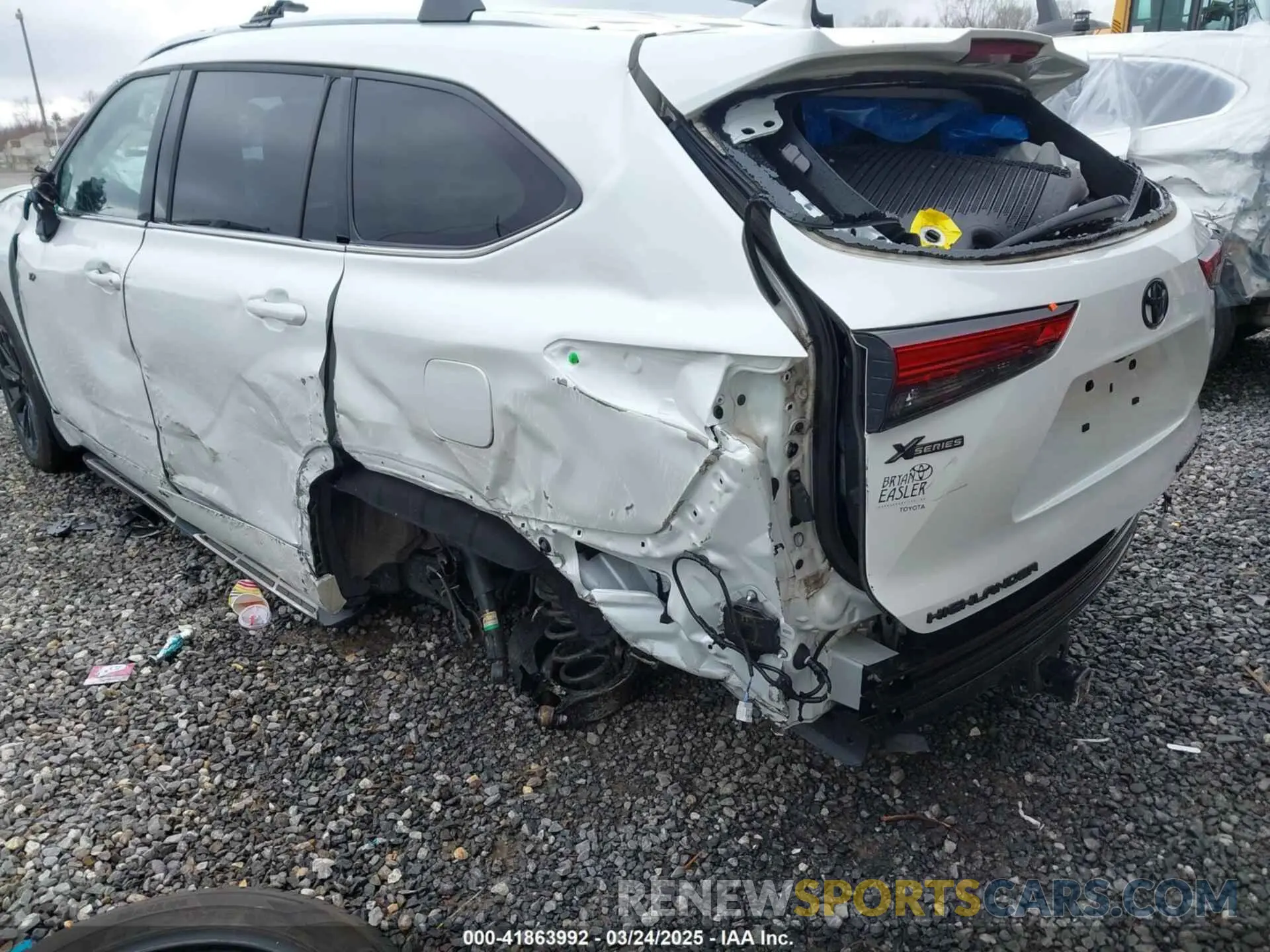 6 Photograph of a damaged car 5TDDZRBH9NS570565 TOYOTA HIGHLANDER 2022