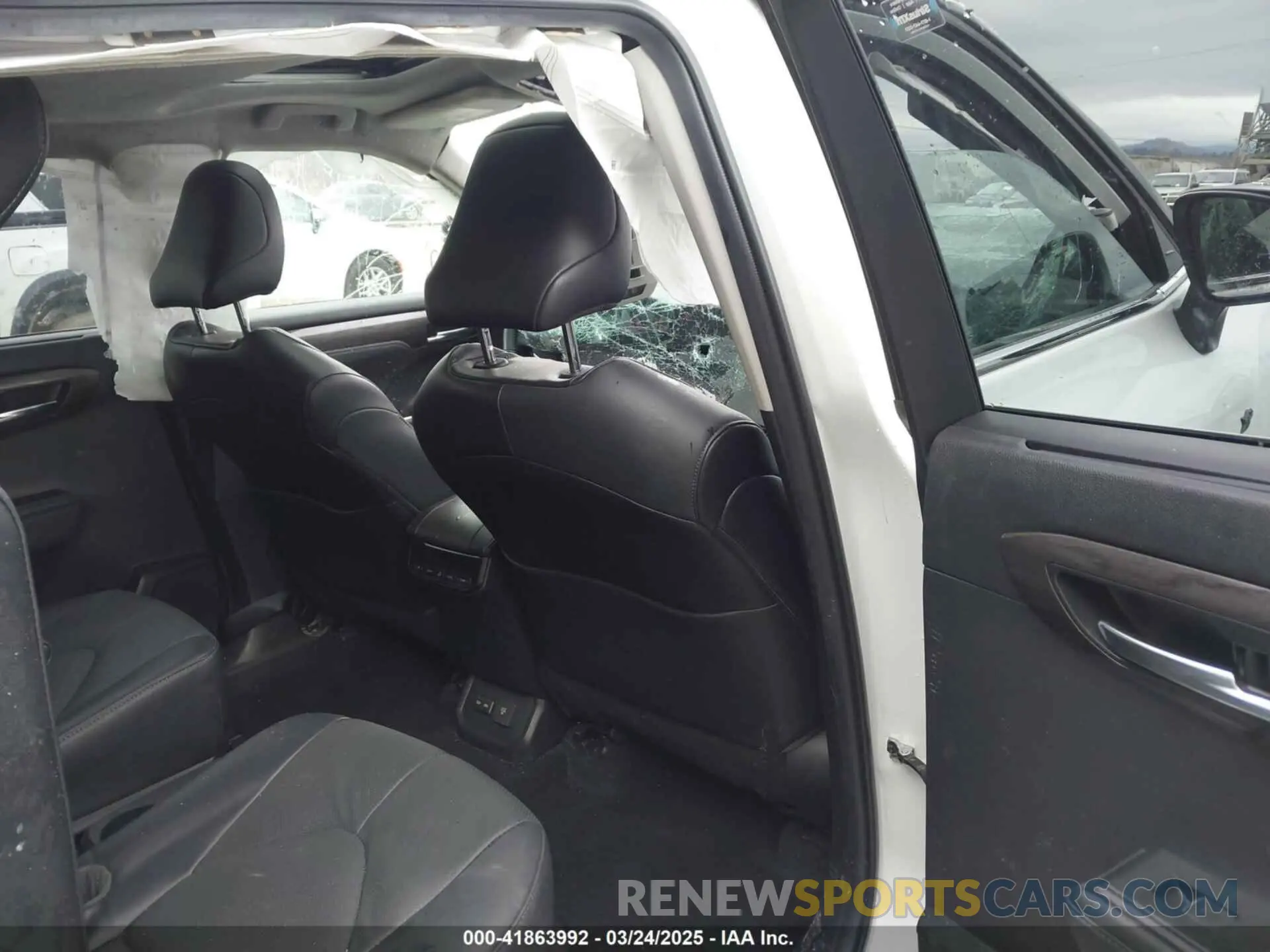 8 Photograph of a damaged car 5TDDZRBH9NS570565 TOYOTA HIGHLANDER 2022
